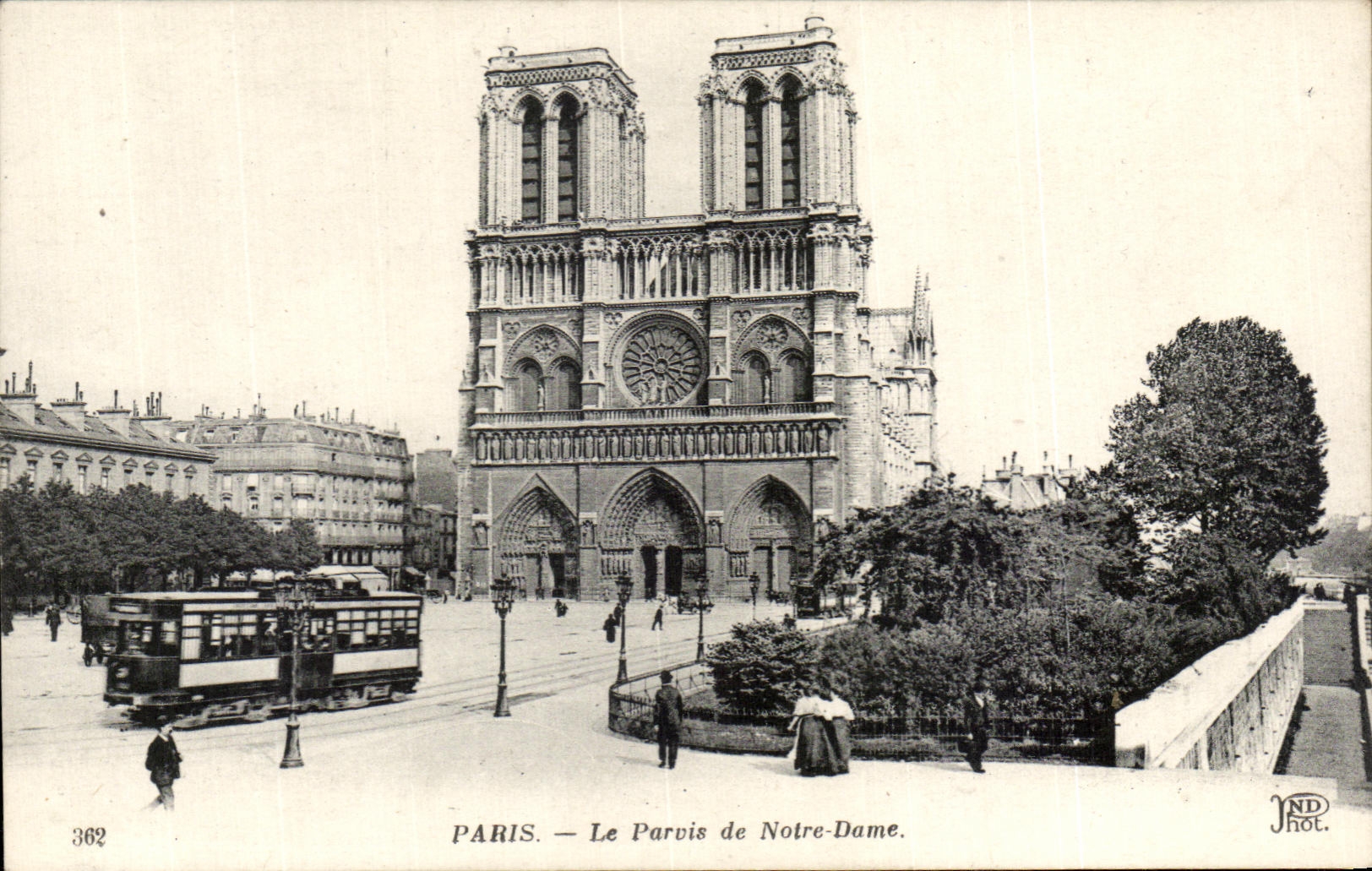 CPA Paris Le Parvis De Notre Dame Tramway