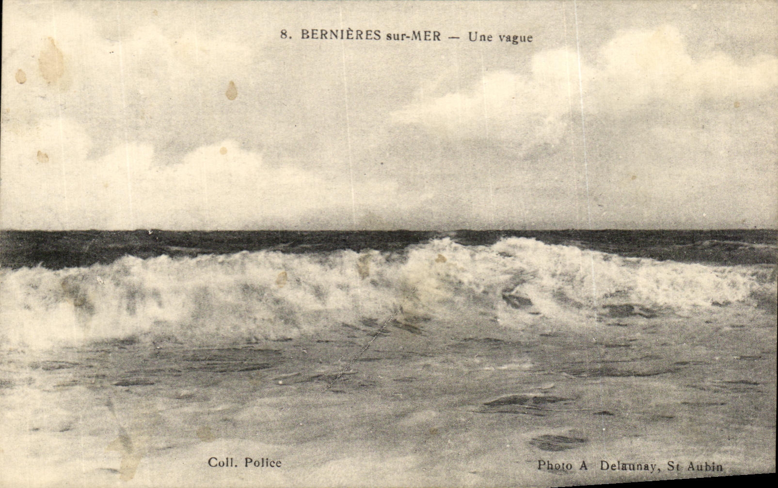 CPA Bernieres Sur Mer Une Vague