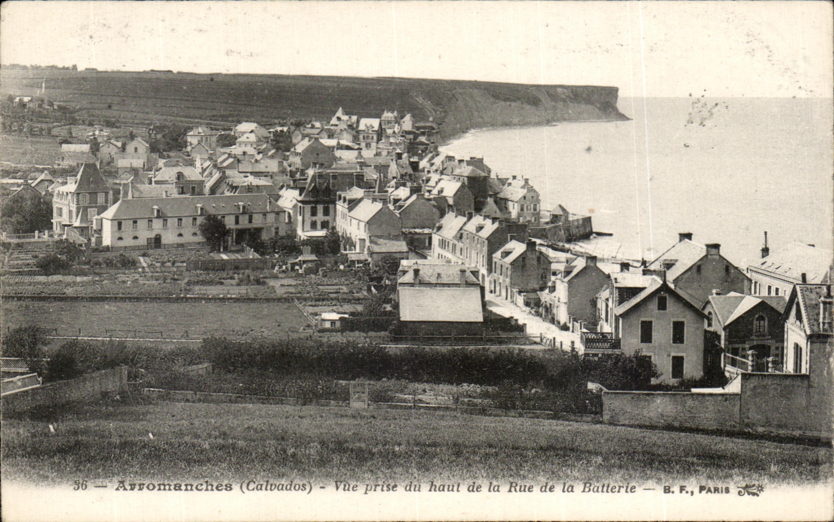 CPA Arromanches Vue prise du haut de la Rue de la Batterie