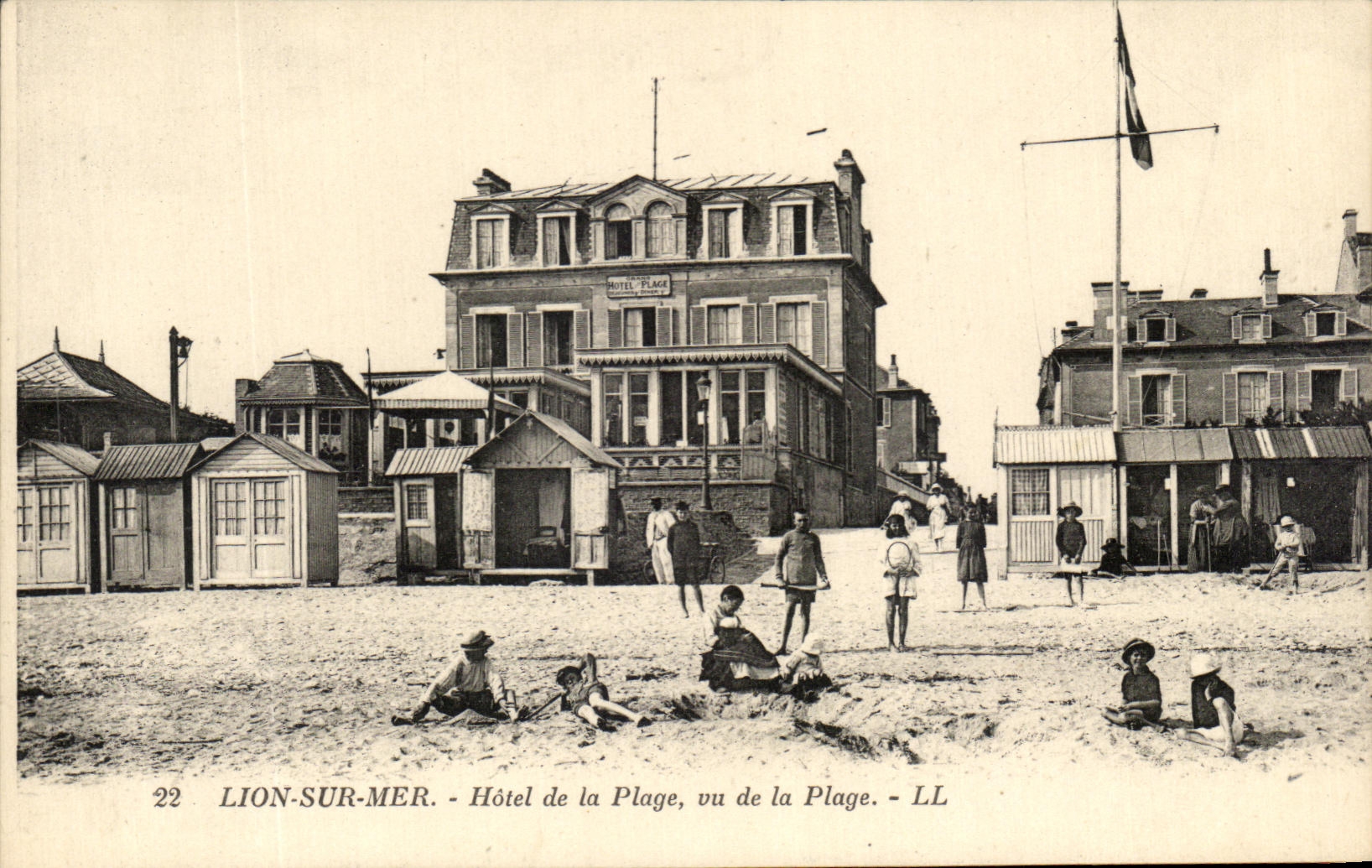 Lion-sur-Mer - Hôtel de la Plage, vu de la Plage - LL