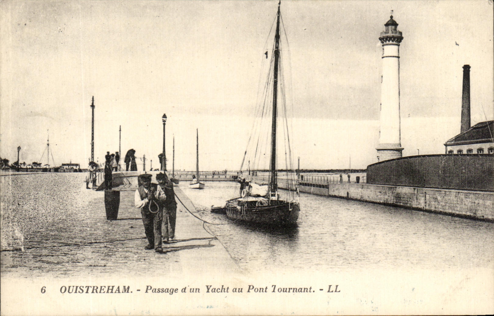 Ouistreham - Passage d'un Yacht au Pont Tournant - LL