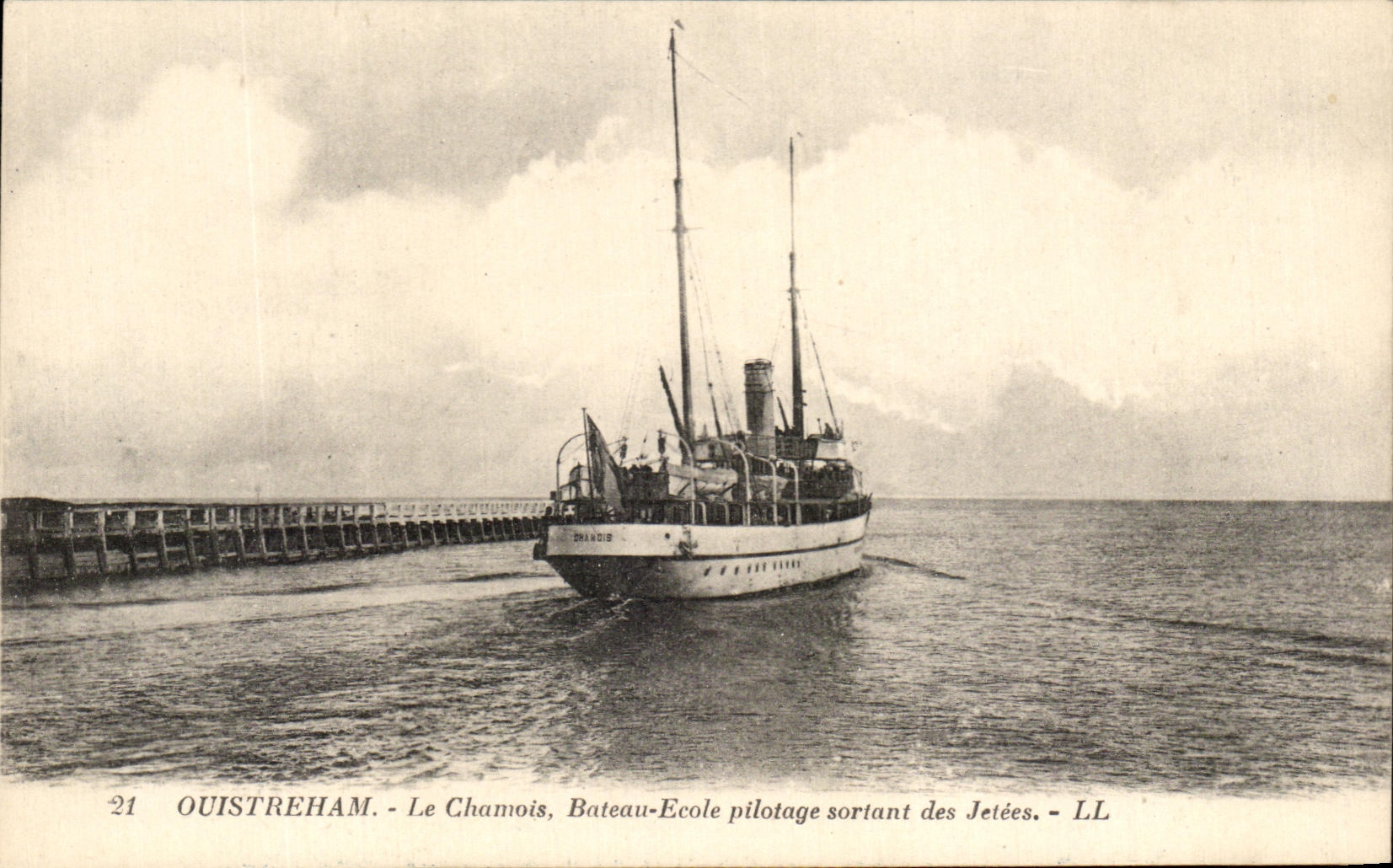 Ouistreham - Le Chamois, Bateau-École pilotage sortant des Jetées - LL