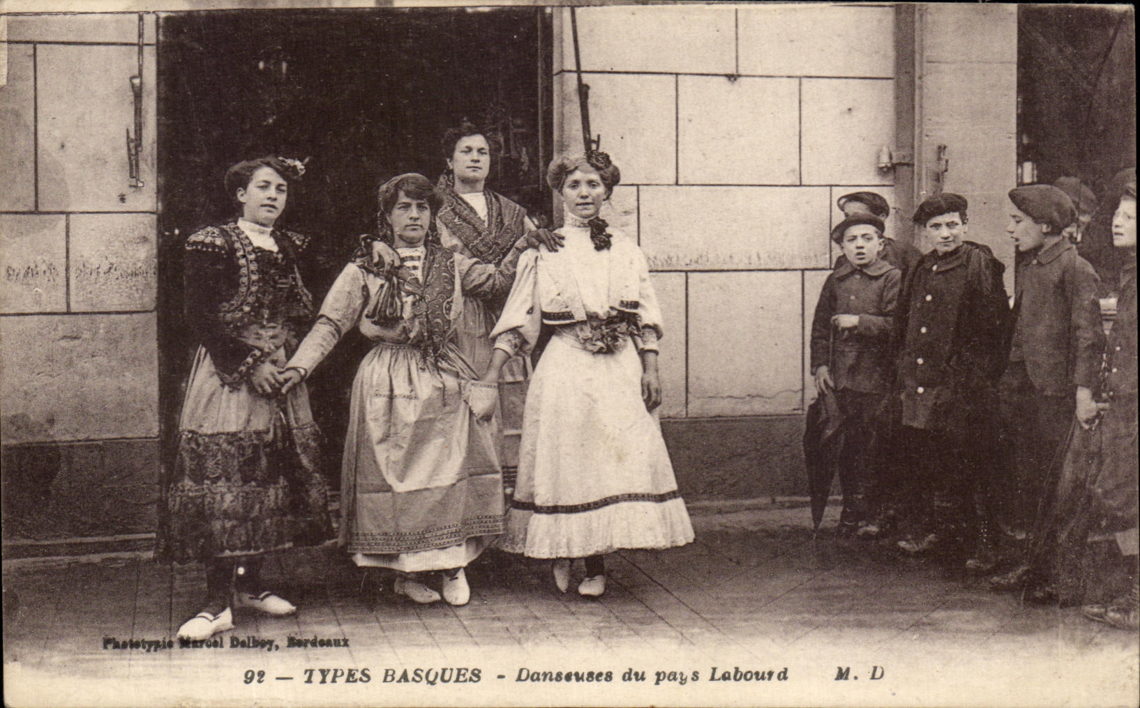 Danseuses du pays Labourd — Types Basques — Phototypie Marcel Dalbey, Bordeaux