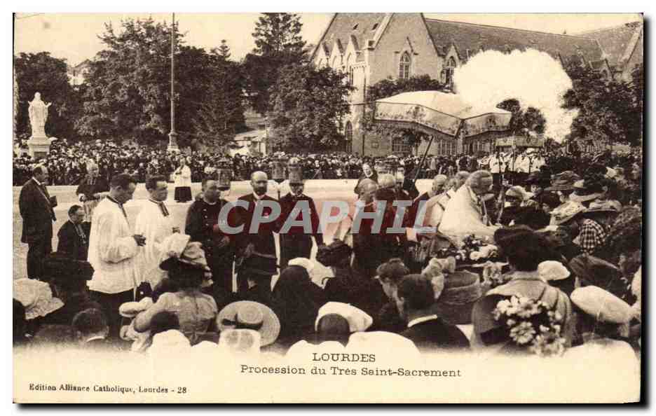 CPA Lourdes Procession Du Tres Saint Sacrement