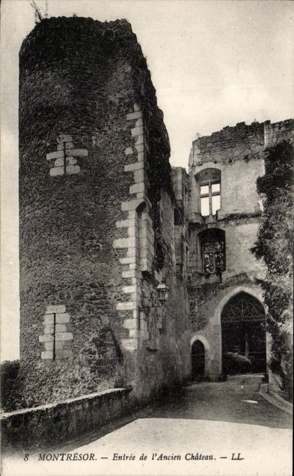 CPA Montresor Entree de l'Ancien Chateau