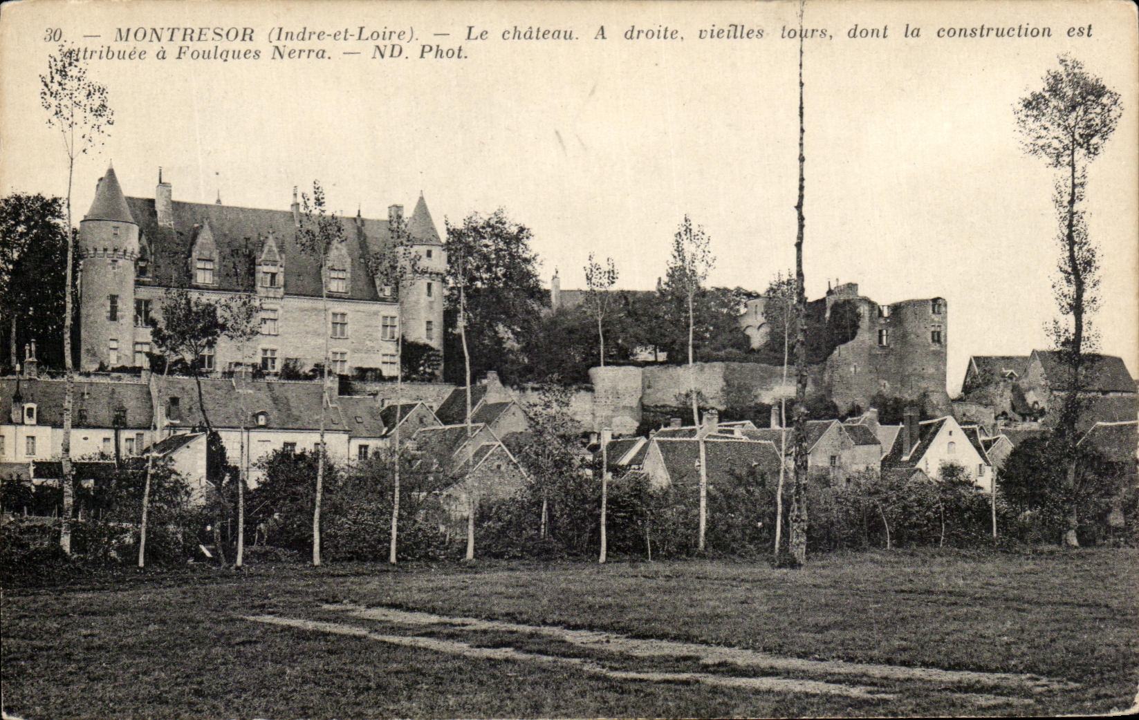 CPA Montresor Le Chateau A droite vieilles tours 