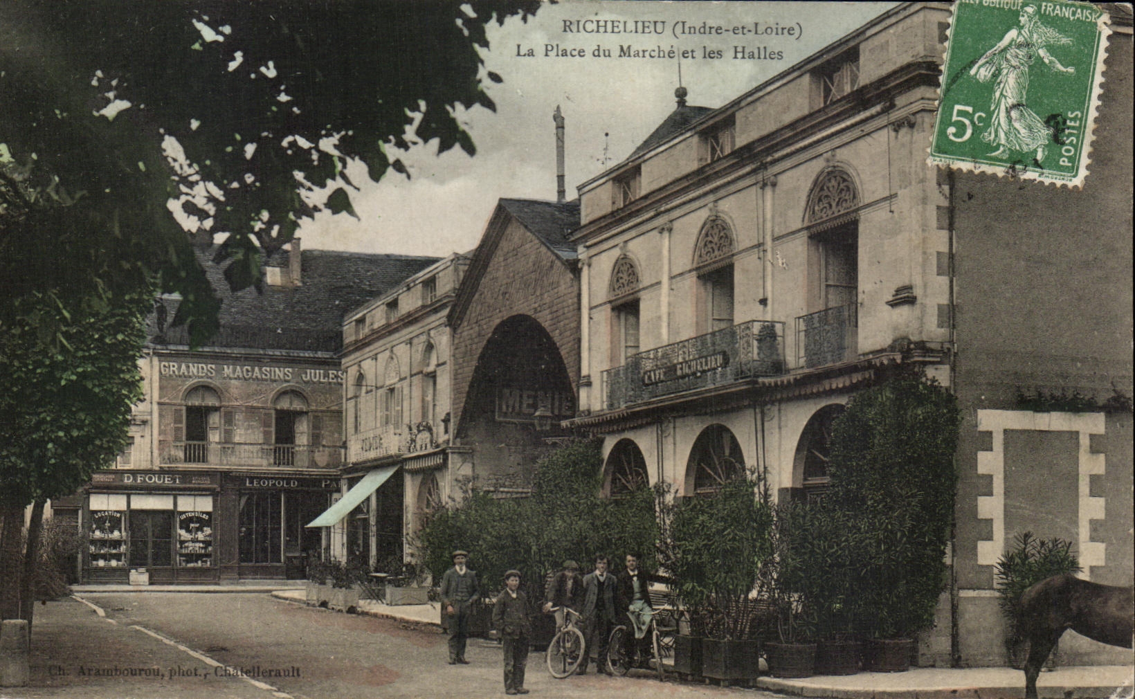 CPA Richelieu La Place Du Marche Et Les Halles