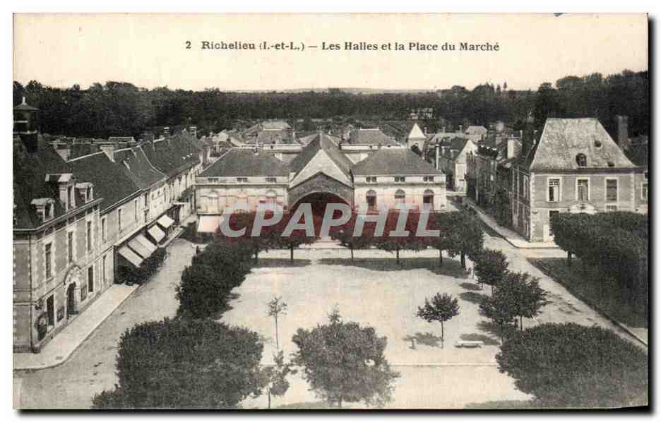 CPA Richelieu Les Halles Et La Place Du Marche