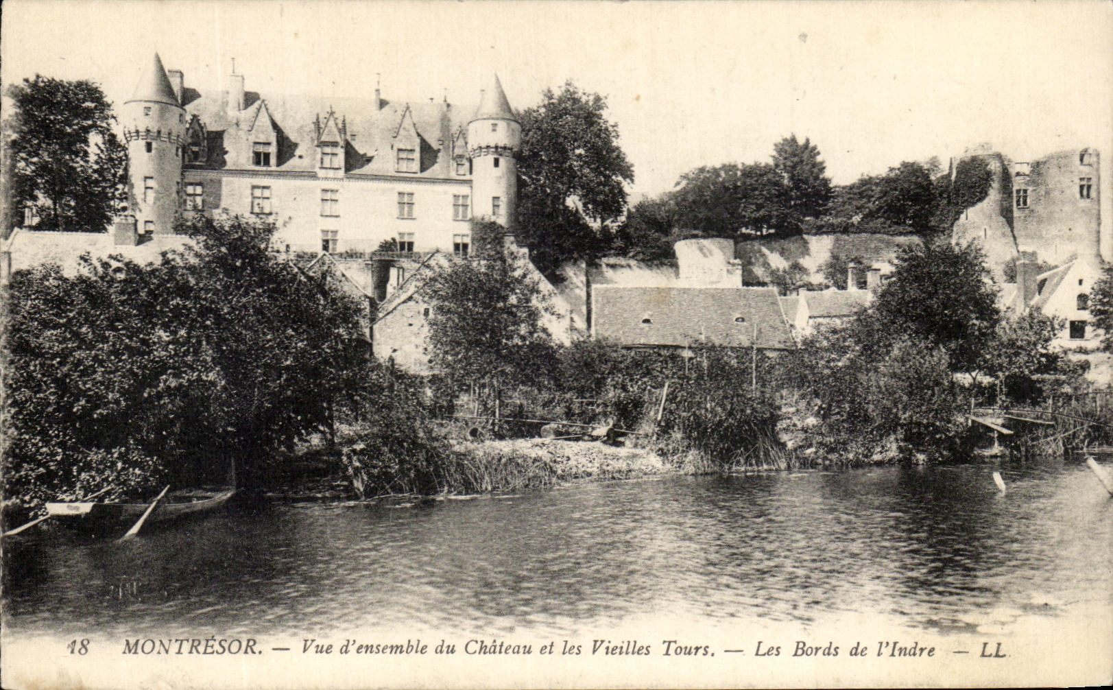 CPA Montresor Vue d'ensemble du Chateau et les Vieilles Tours les Bords de l'Indre