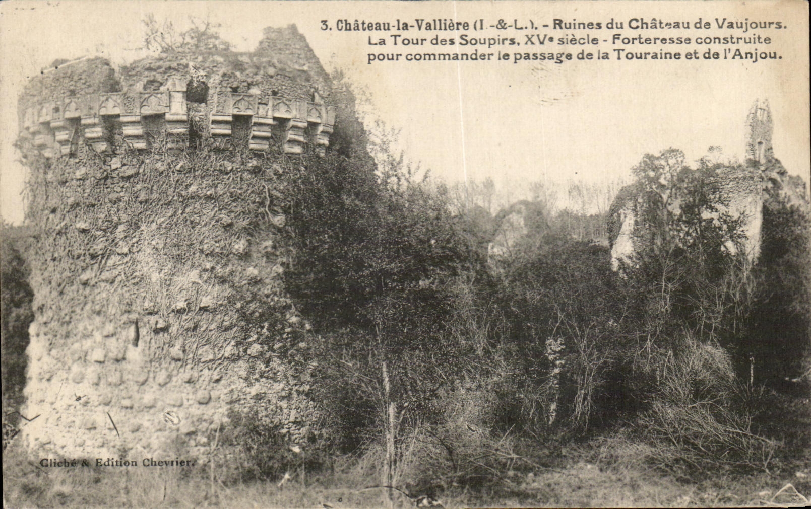 CPA Chateau la Valliere Ruines du Chateau de Vaujours La Tour des Soupirs Siecle Forteresse Construite pour
