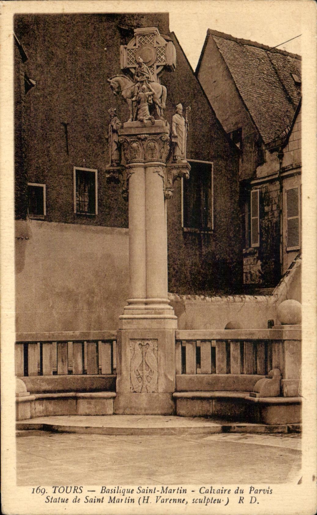 CPA Tours Basilique Saint Martin Calvaire Du Parvis statue De Saint Martin