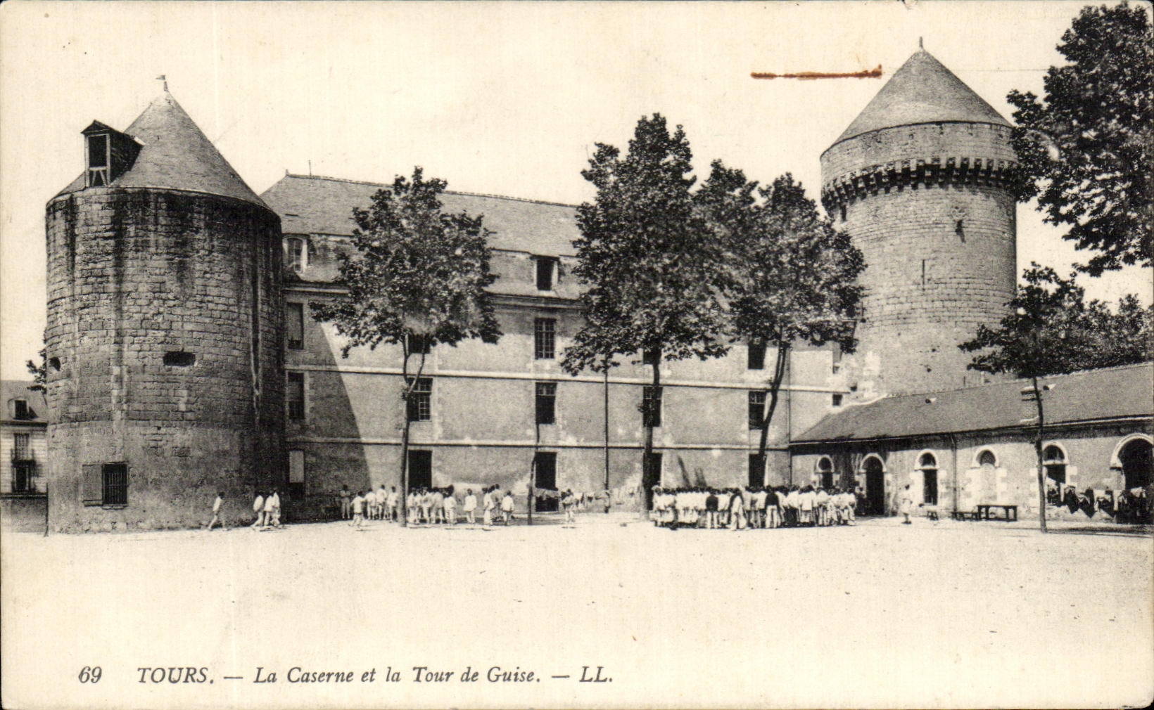 CPA Tours La Caserne et la Tour de Guise Militaria