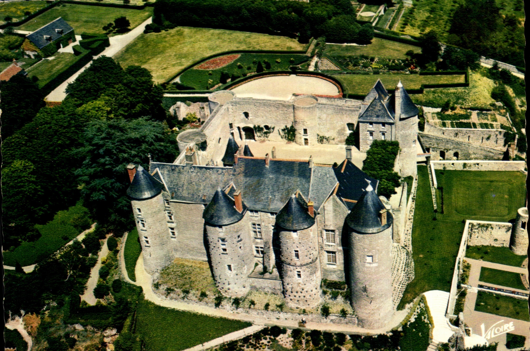 CPM Les Merveilels Du val de Loire Luynes Le chateau