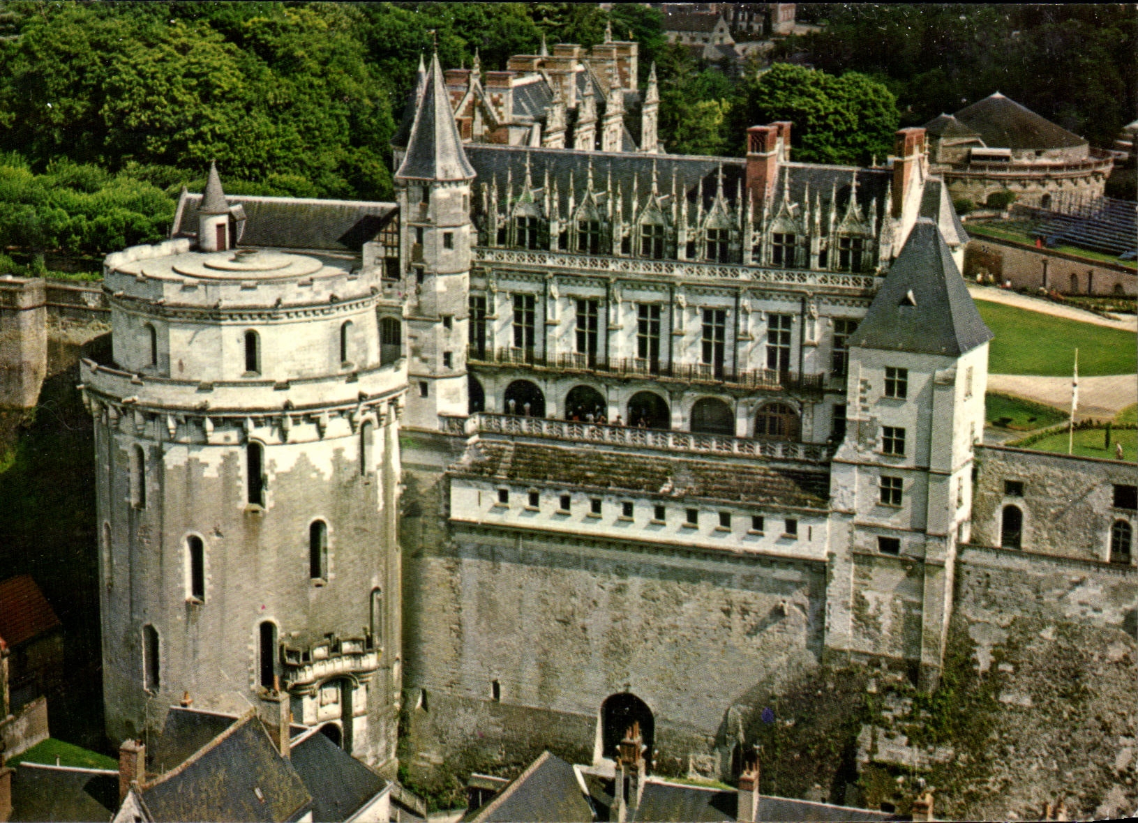 Châteaux de la Loire — La façade et la Tour des Minimes (XVe s.) — Artaud Frères Éditeurs