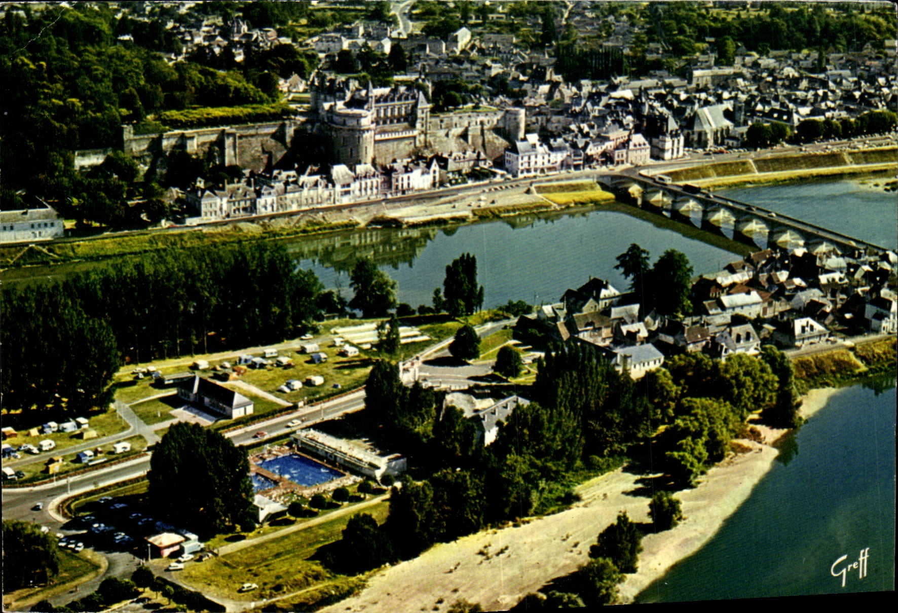 CPM En Touraine Amboise Vue Generale Au premier plan l'lle d Or Puis le Chateau dominant la Ville