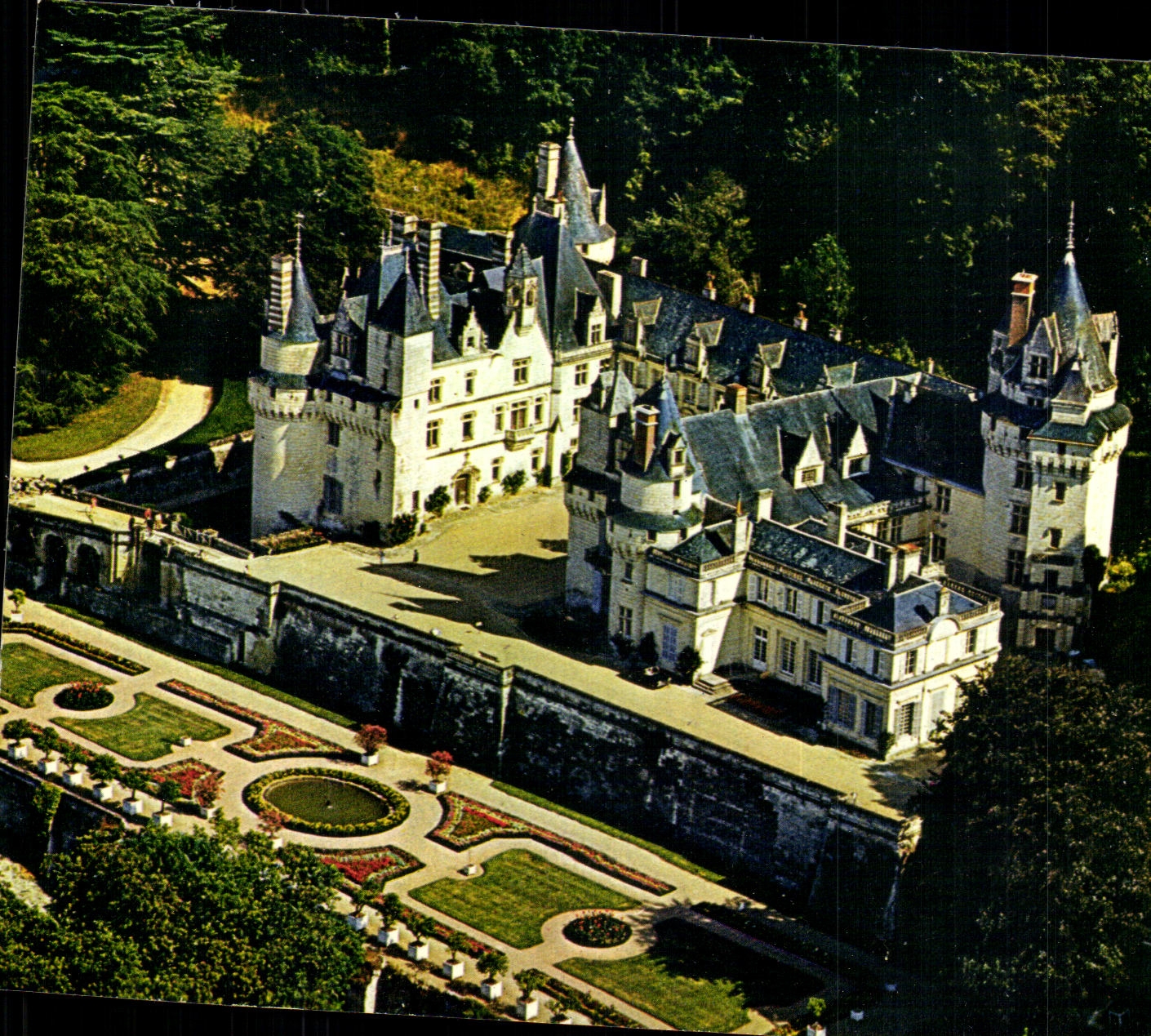 CPM Les Chateaux De La Loire Usse La Tradition veut que Perrault cherchant un cadre Pour la Belle Au Bois Dormant