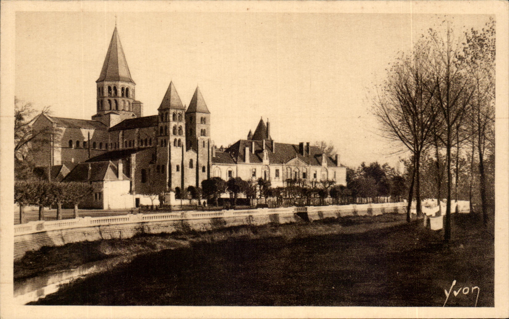 Paray-le-Monial — Die Basilika des Heiligen Herzens — Éditions d'Art YVON