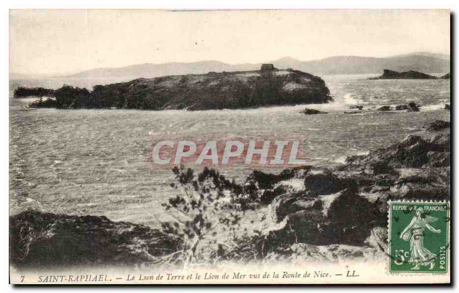 Saint-Raphaël — Le Lion de Terre et le Lion de Mer vus de la Route de Nice — LL