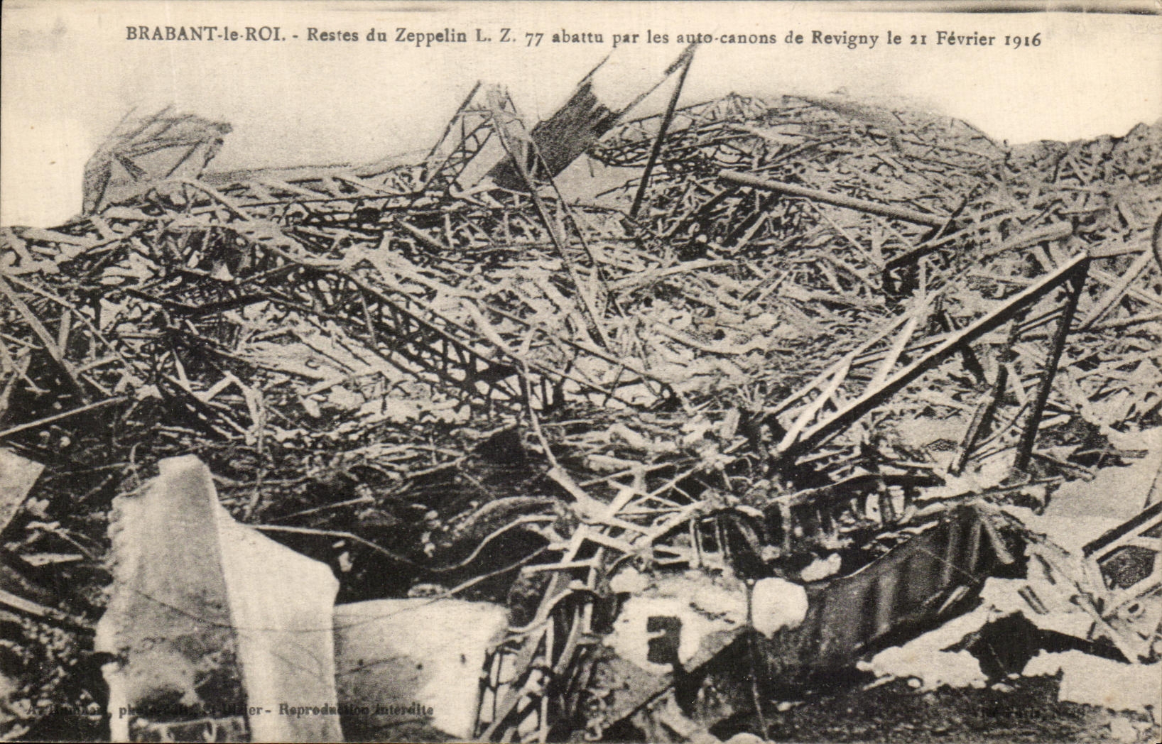 Restes du Zeppelin L. Z. 77 abattu à Brabant-le-Roi — photographie de J. Héder