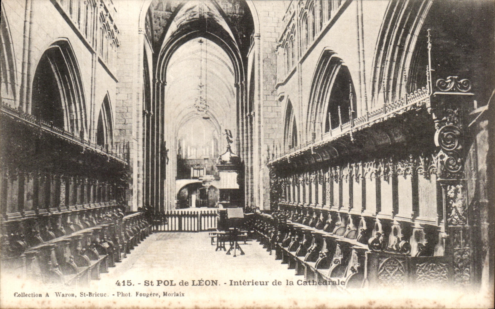 CPA St Pol de Leon Interieur de la Cathedrale 