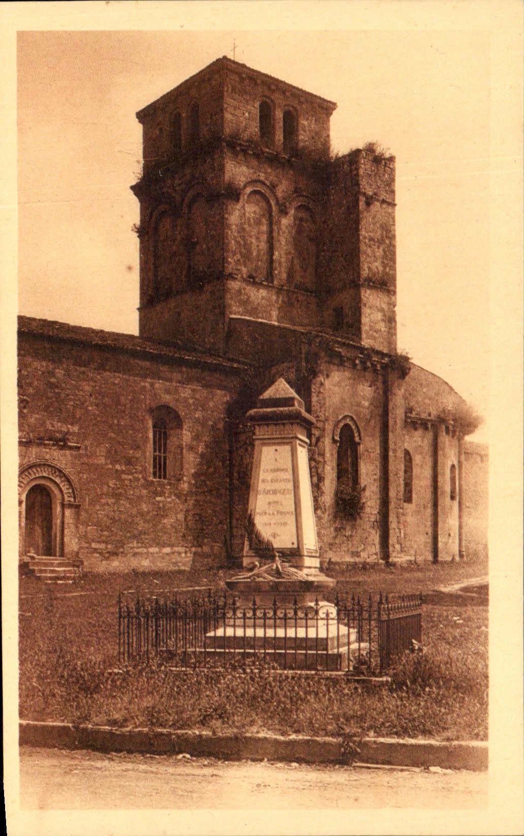 CPA Monument aux Enfants d'Archingeay Morts Pour La Patrie L'Eglise Romane