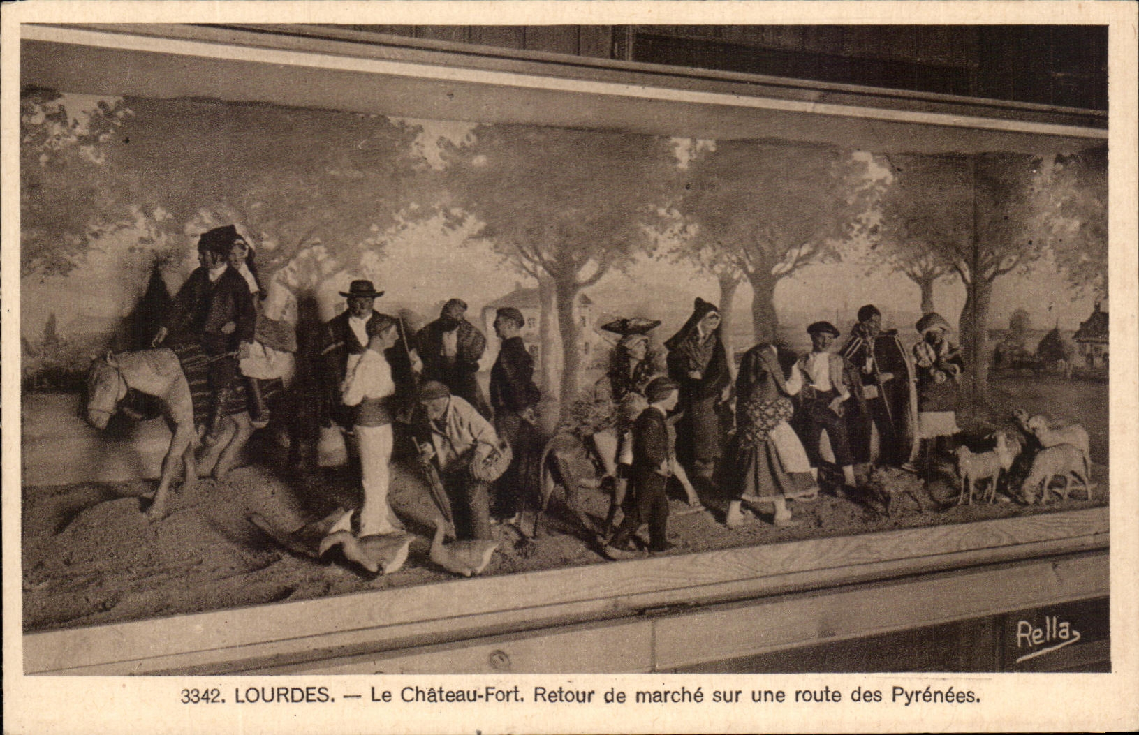 CPA Lourdes Chateau Fort Retour de marche sur une route des Pyrenees