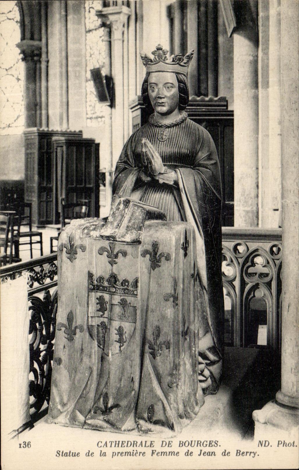 CPA Cathedrale De Bourges Statue de la Premiere Femme de Jean de Berry