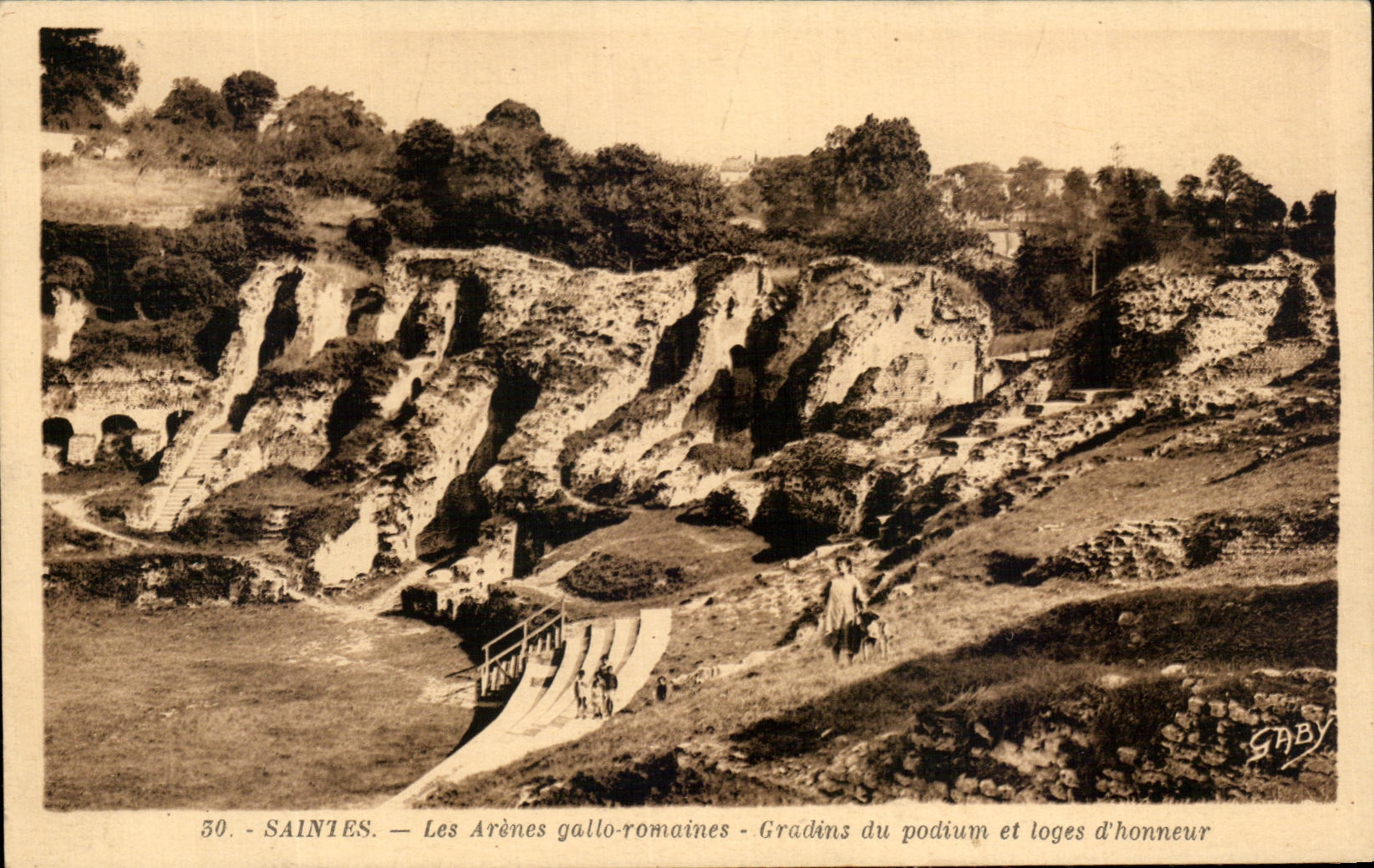 Saintes — Les Arènes gallo-romaines — Gradins du podium et loges d'honneur — Gaby