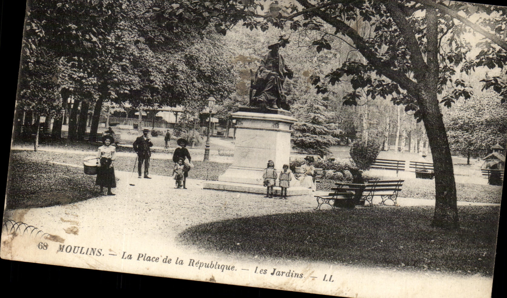 CPA Moulins La Place de la Republique les Jardins Enfants