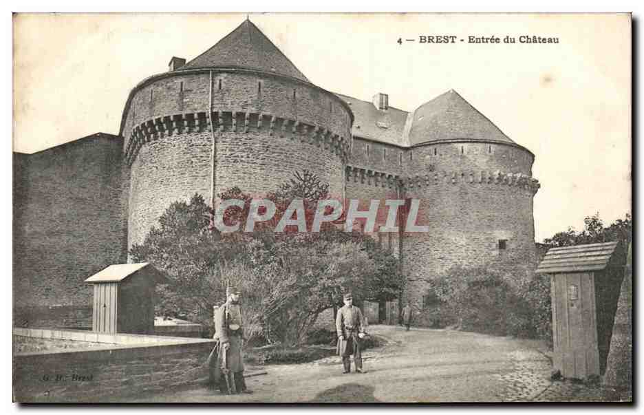 CPA Brest Entree du Chateau Soldats Militaria