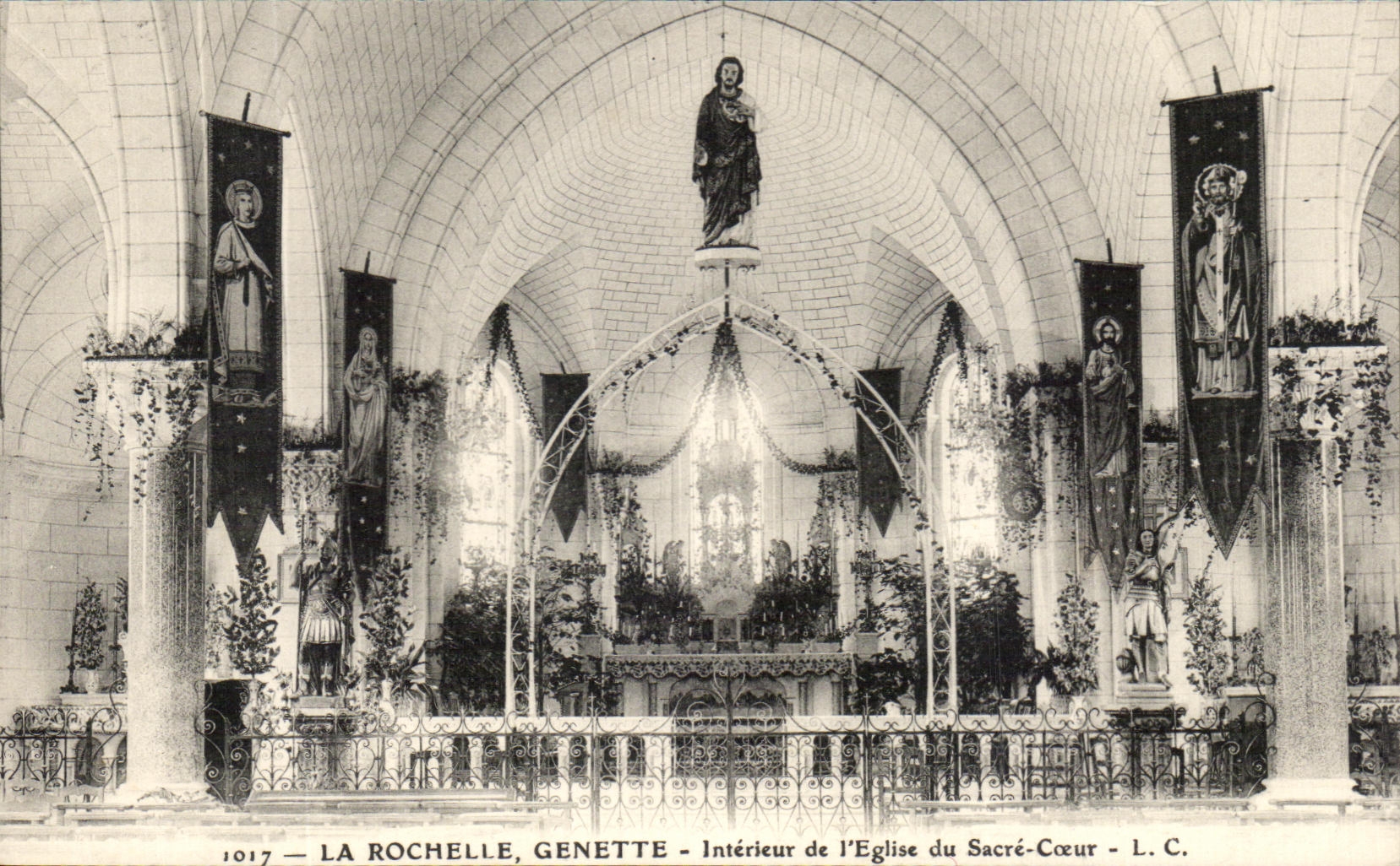 CPA La Rochelle Genette Interieur de I'Eglise du Sacre Coeur