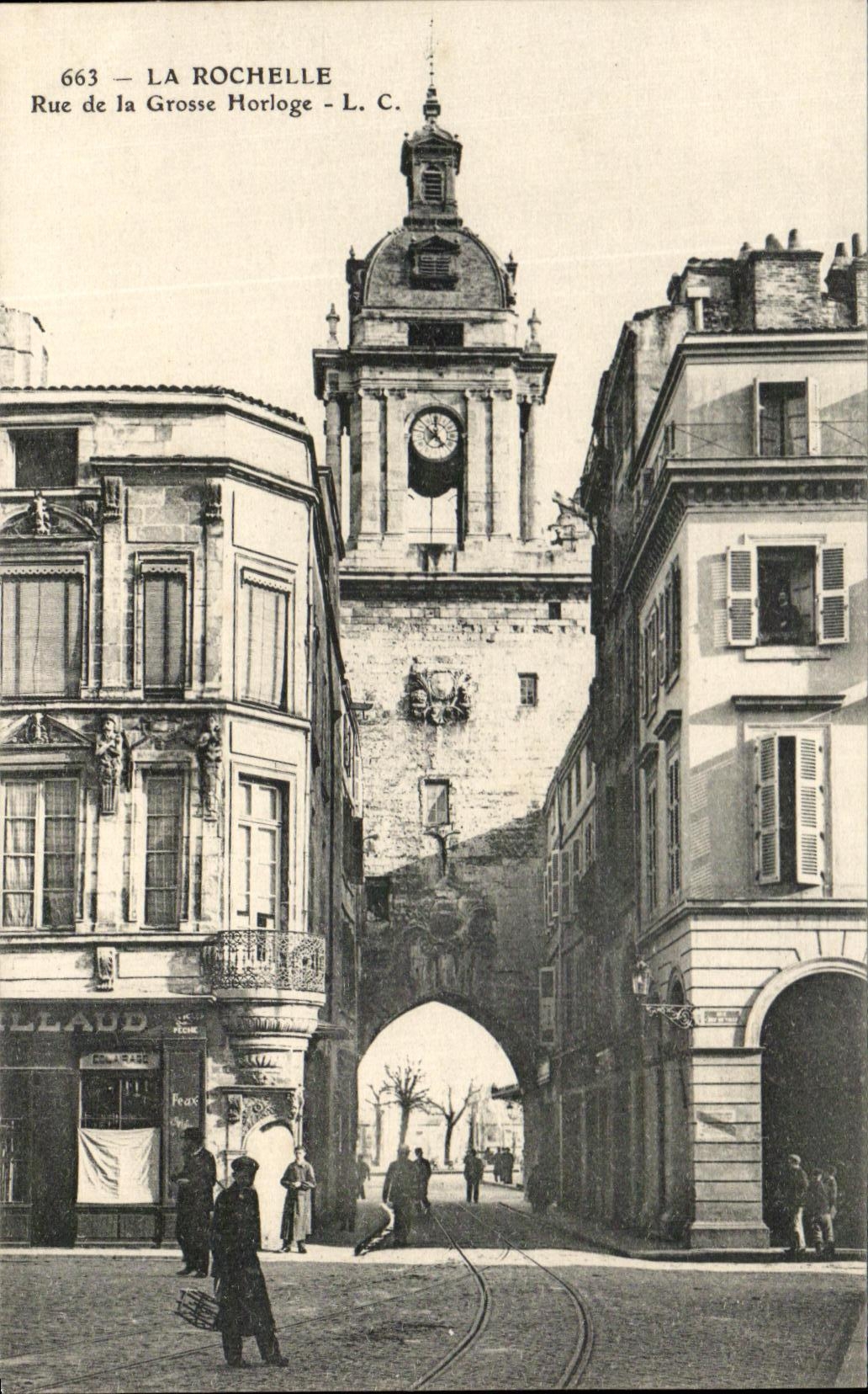 CPA La Rochelle Rue de la Grosse Horloge