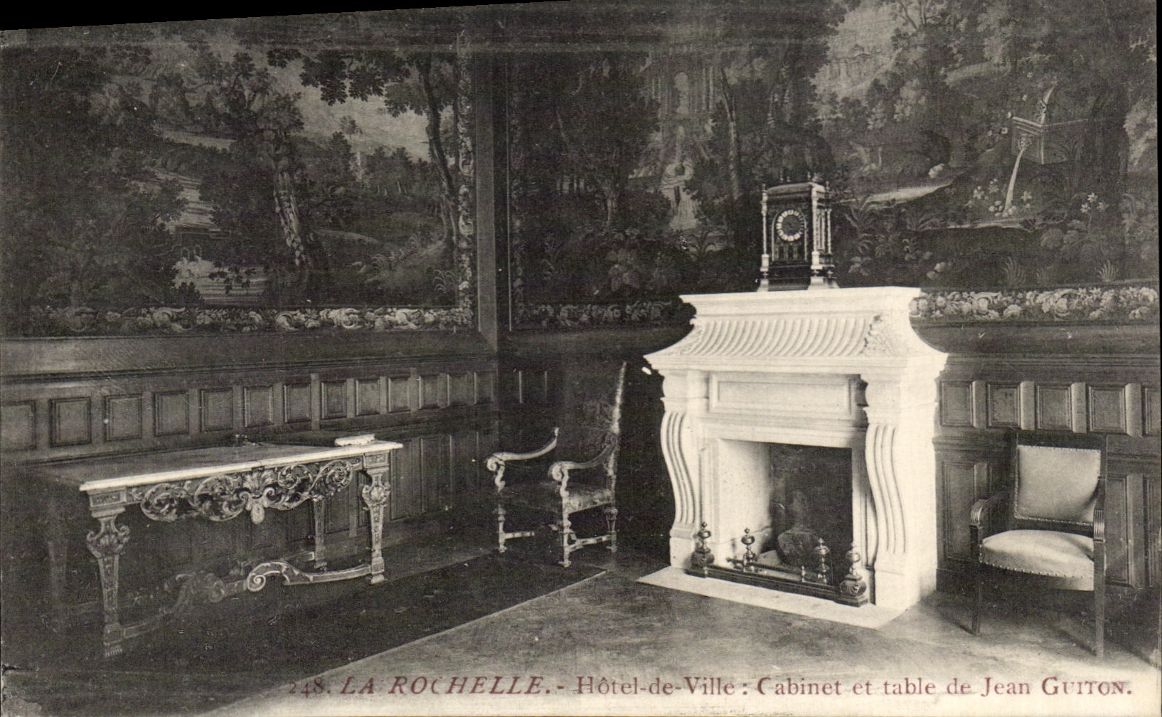 La Rochelle - Hôtel-de-Ville : Cabinet et table de Jean Guiton