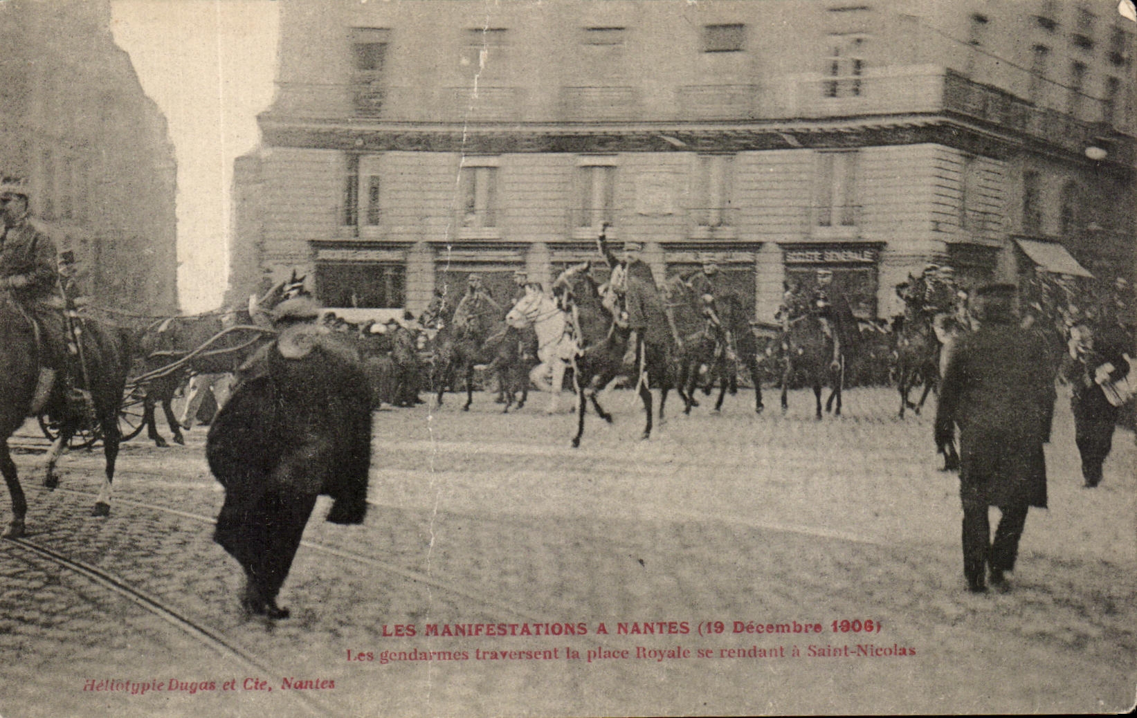 CPA Les manifestations a Nantes Les gendarmes traversent la plce royale se rendant a St Nicolas 