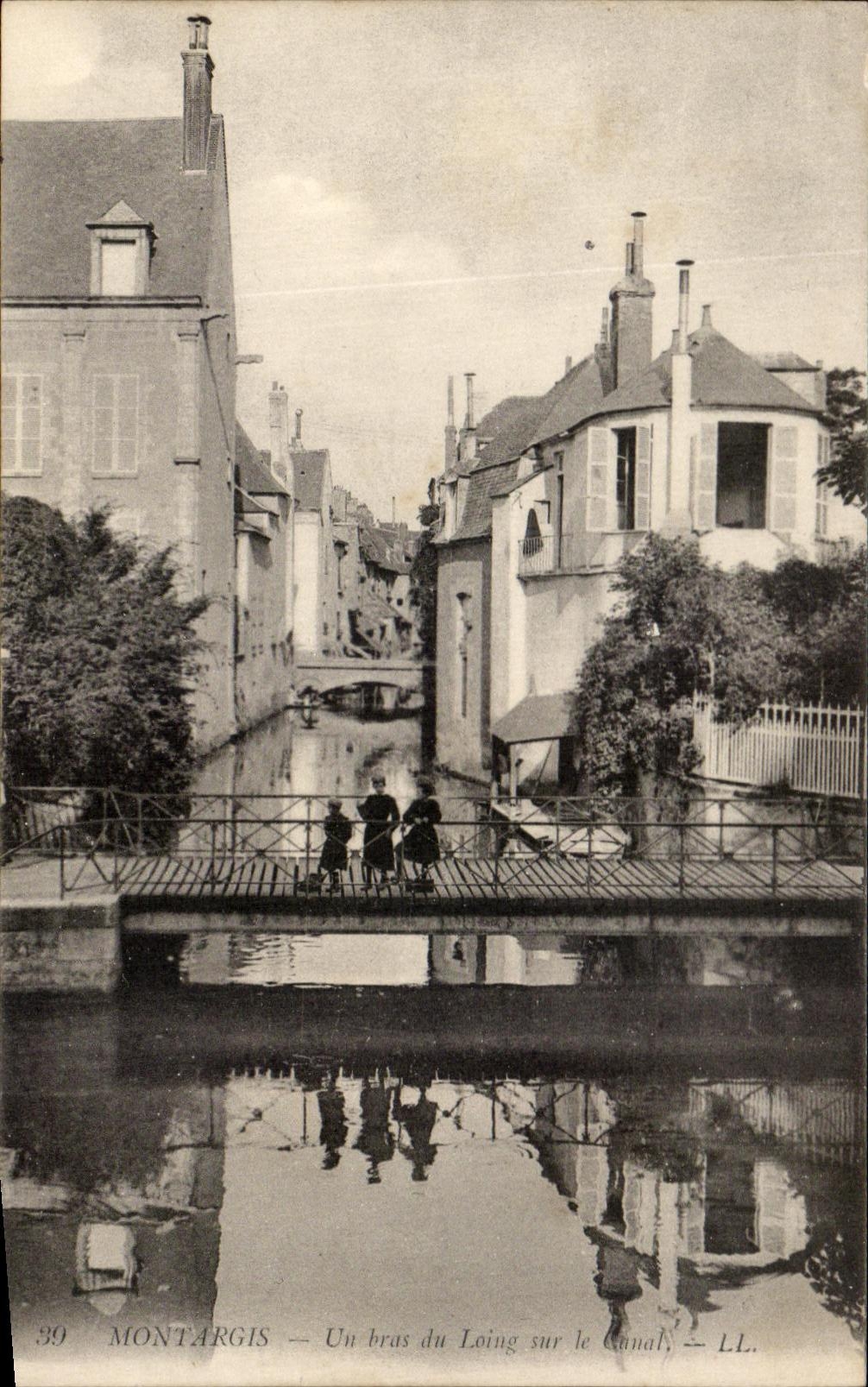 CPA Montargis Un bras du Loing sur le canal