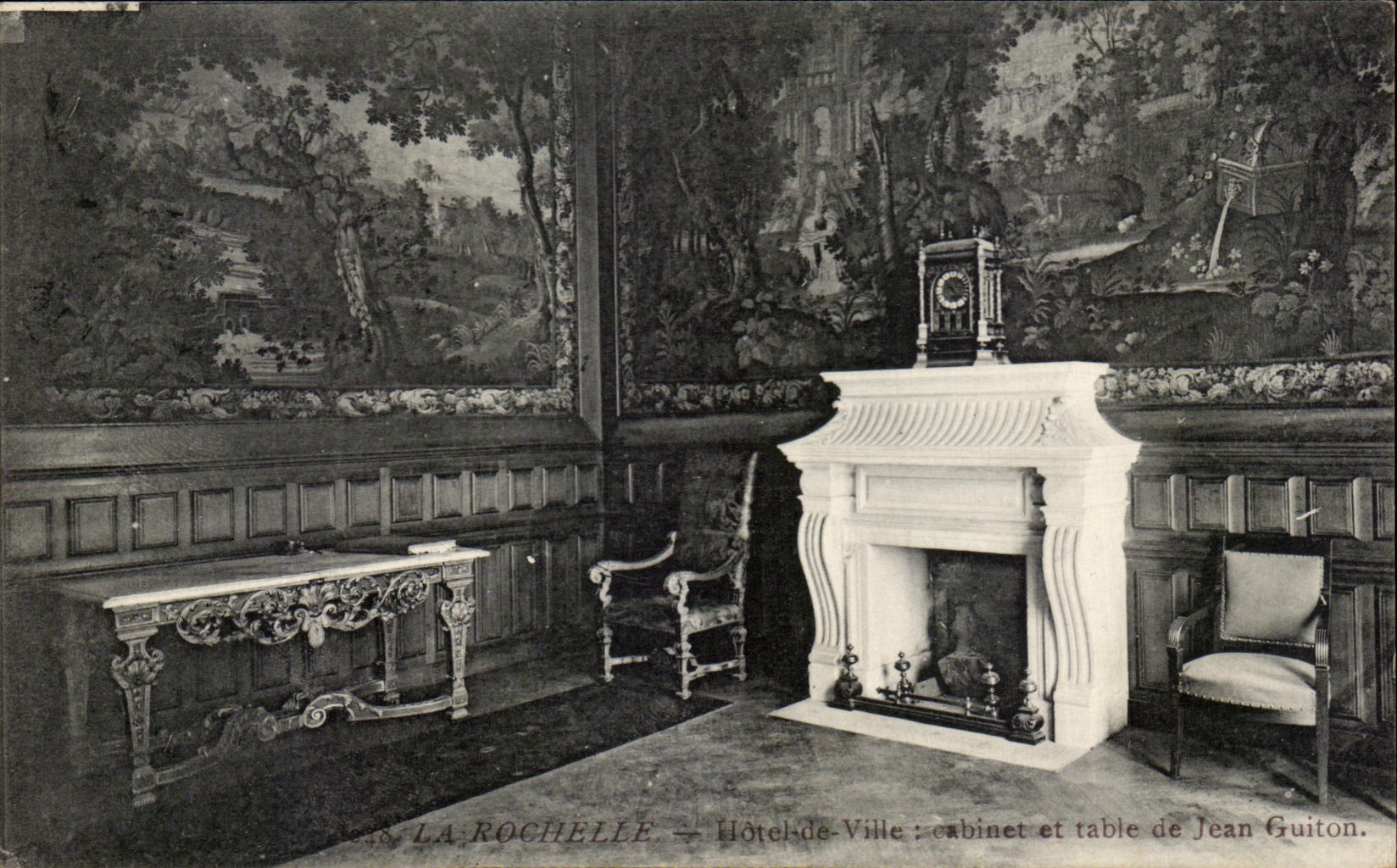 La Rochelle — Hôtel-de-Ville : cabinet et table de Jean Guiton