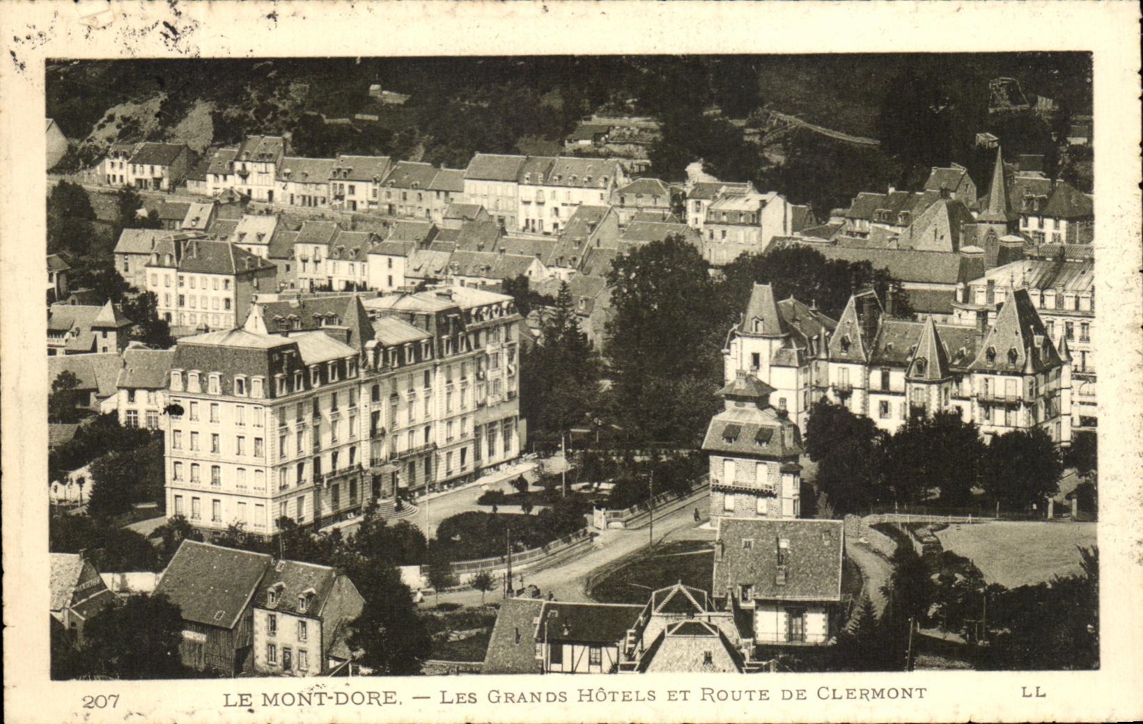 CPA Le Mont Dore Les Grandes Hotels Et Route De Clermont