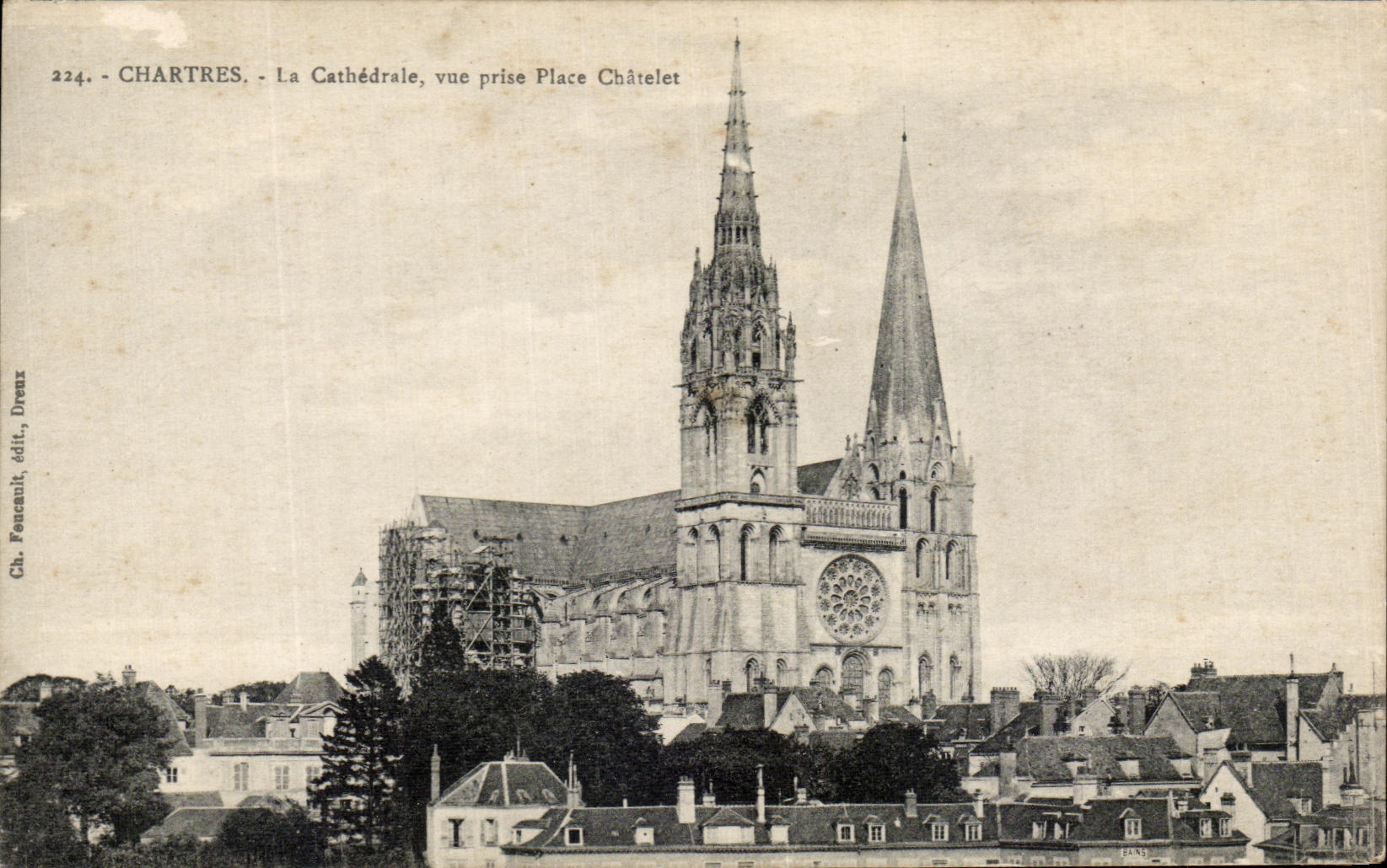 CPA Chartres La Cathedrale vue prise Place Chatelet