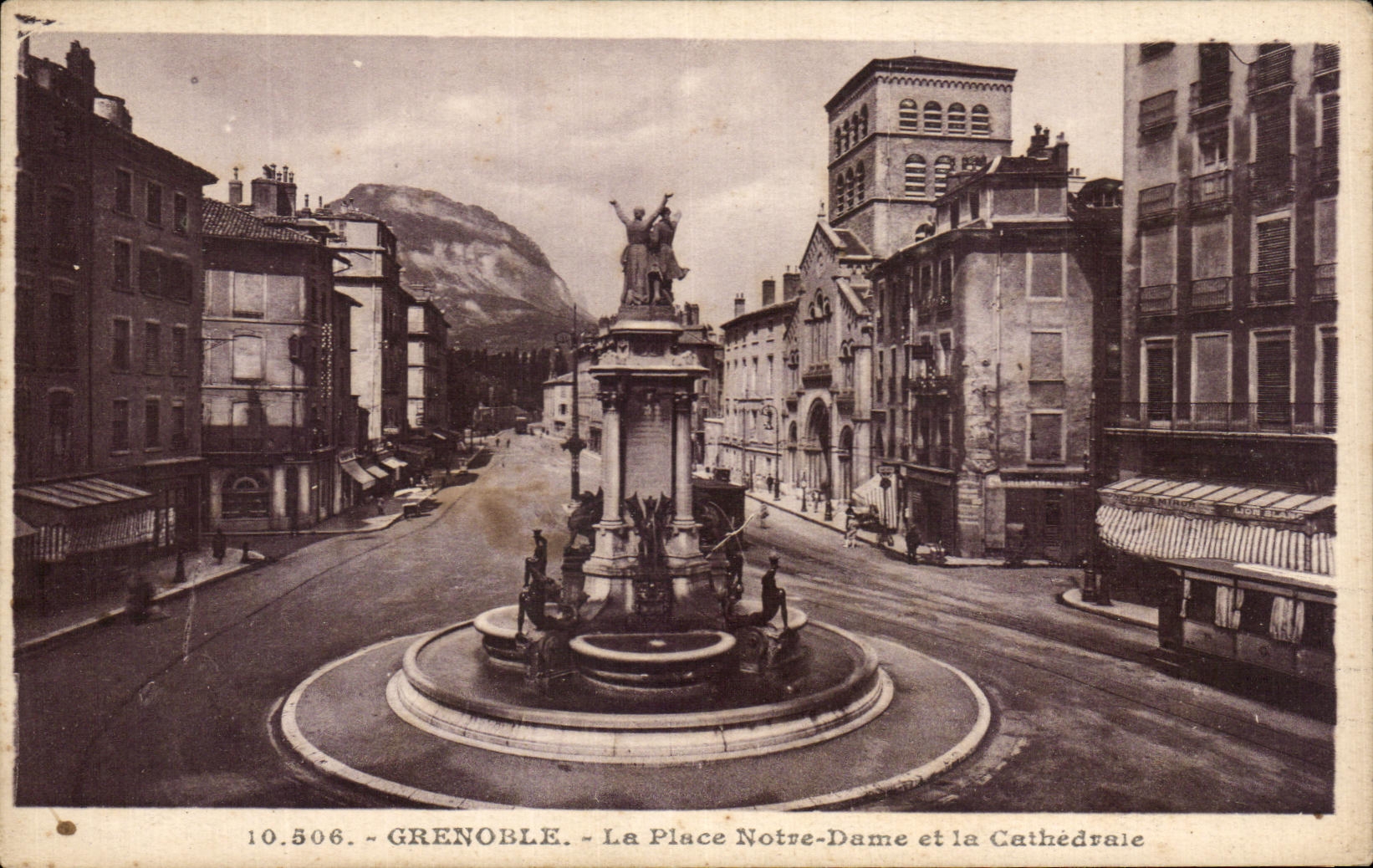 Grenoble - La Place Notre-Dame et la Cathédrale — Dauphinate-Éditeur, n° 10.506