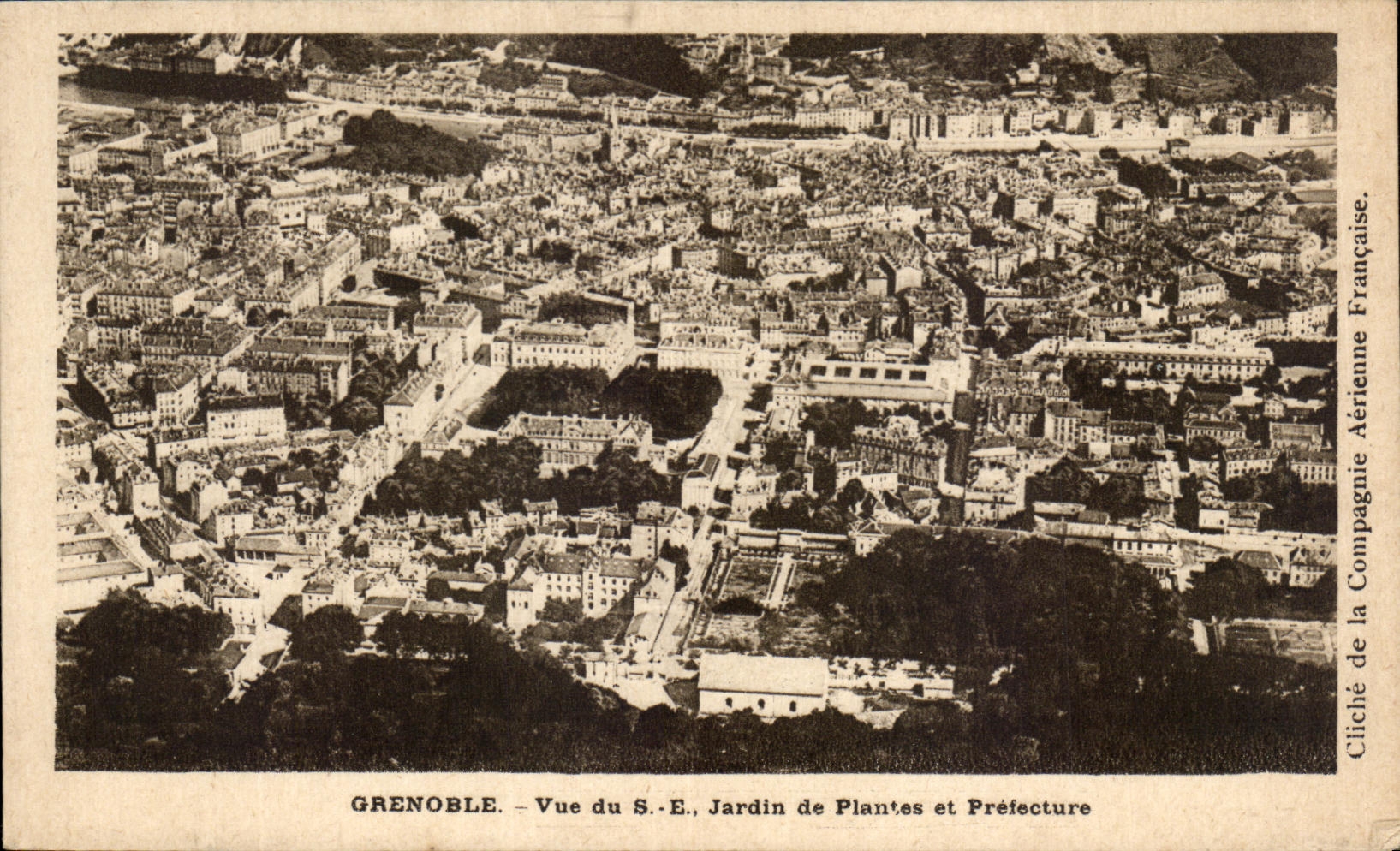 Grenoble — Vue S.-E. Jardin de Plantes et Préfecture — Cliché de la Compagnie Aérienne Française