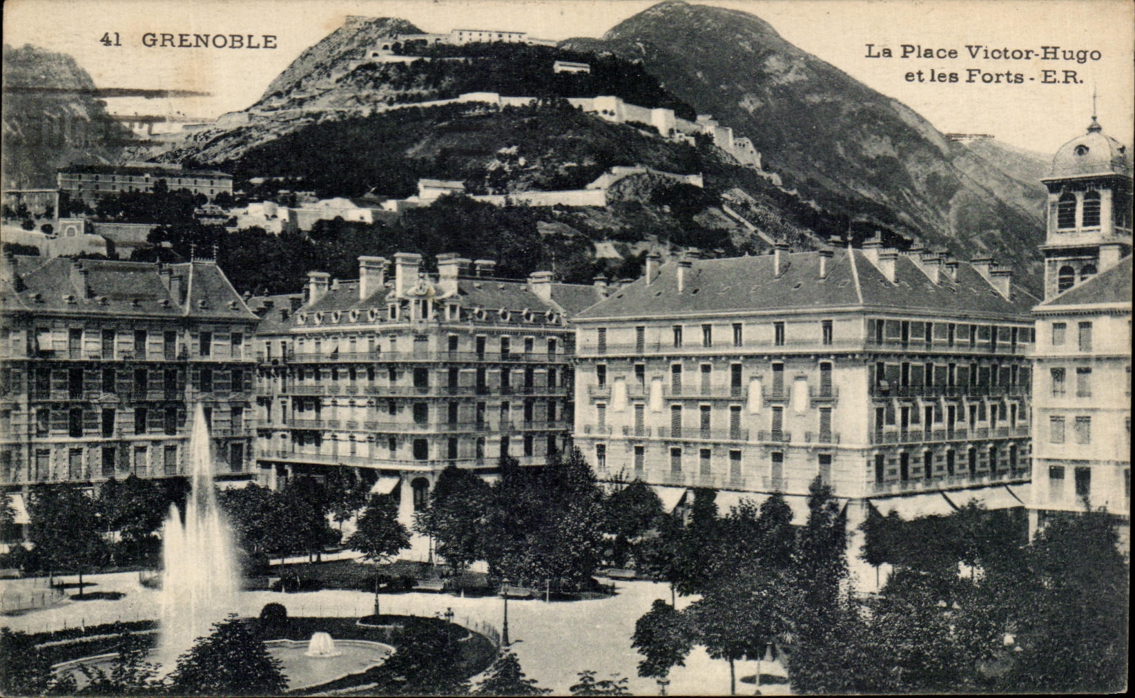 CPA Greoble La Place Victor Hugo Et Les Forts