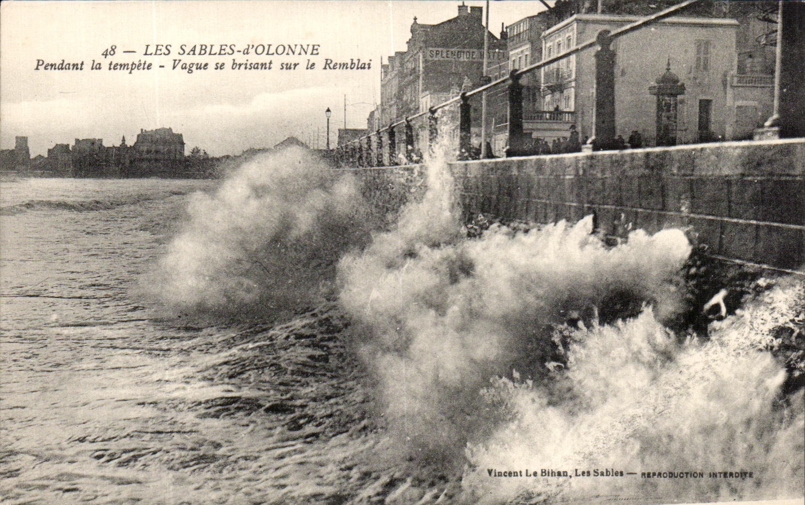 Les Sables-d'Olonne — Vague se brisant sur le Remblai pendant la tempête — Vincent Le Bihan