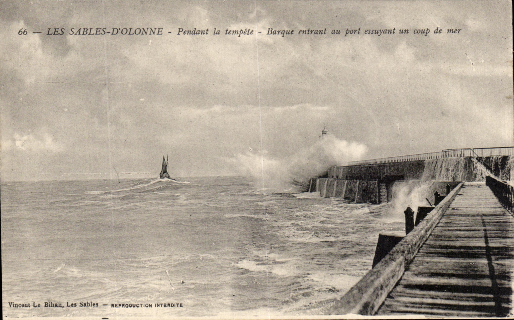 Les Sables-d'Olonne — Pendant la tempête — Barque entrant au port essuyant un coup de mer — Vincent Le Bihan, Les Sables