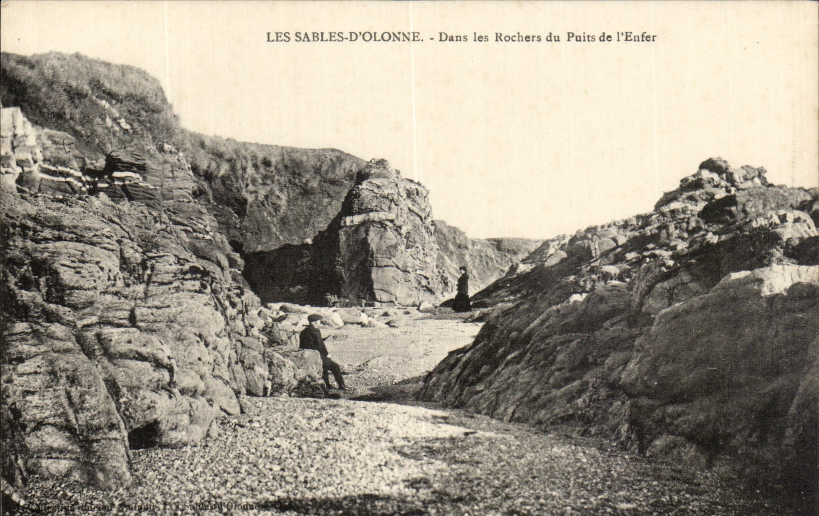 Les Sables-d'Olonne — Dans les Rochers du Puits de l'Enfer — Éditeur : Collection d'Albums Souvenirs, 1905