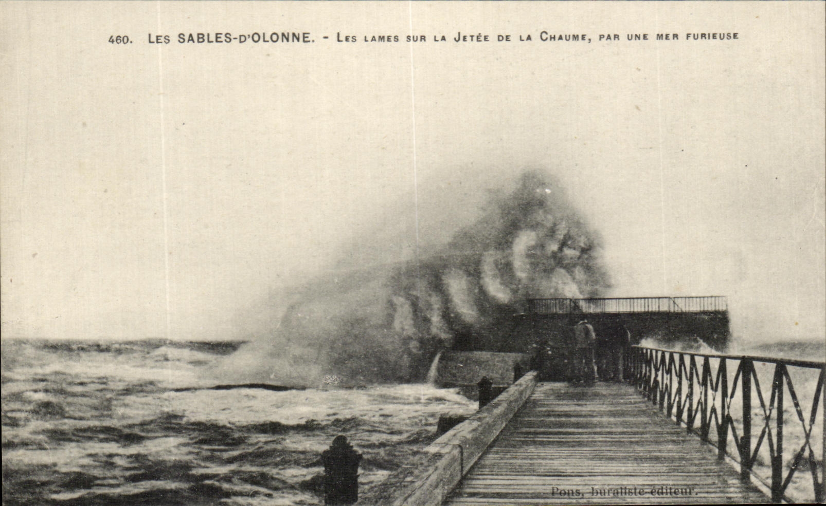 Les Sables-d'Olonne — Les lames sur la jetée de la Chaume, par une mer furieuse — Pons, buralliste éditeur, n° 460