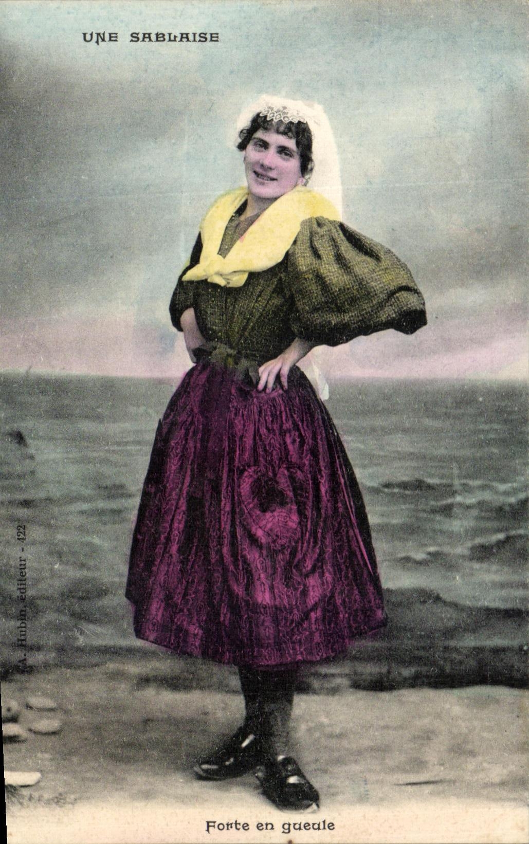 CPA Une Sablaise Folklore Costume Coiffe