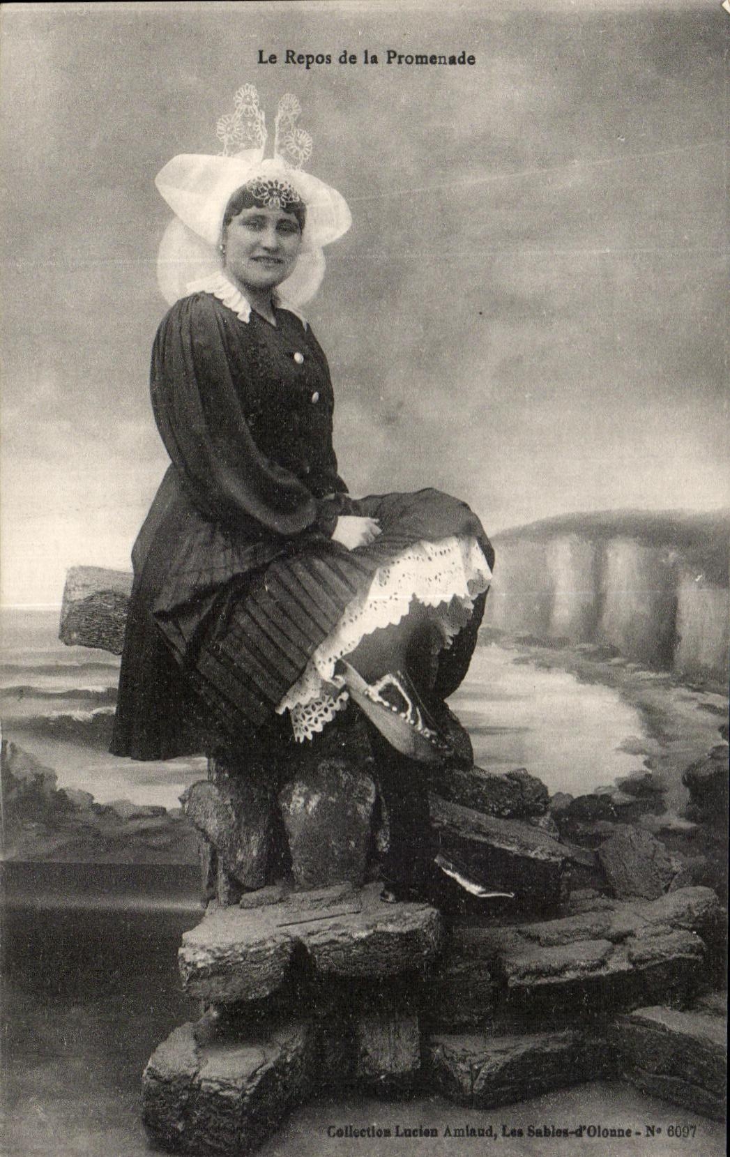 CPA Le Repos de la Promenade Femme Folklore Costume