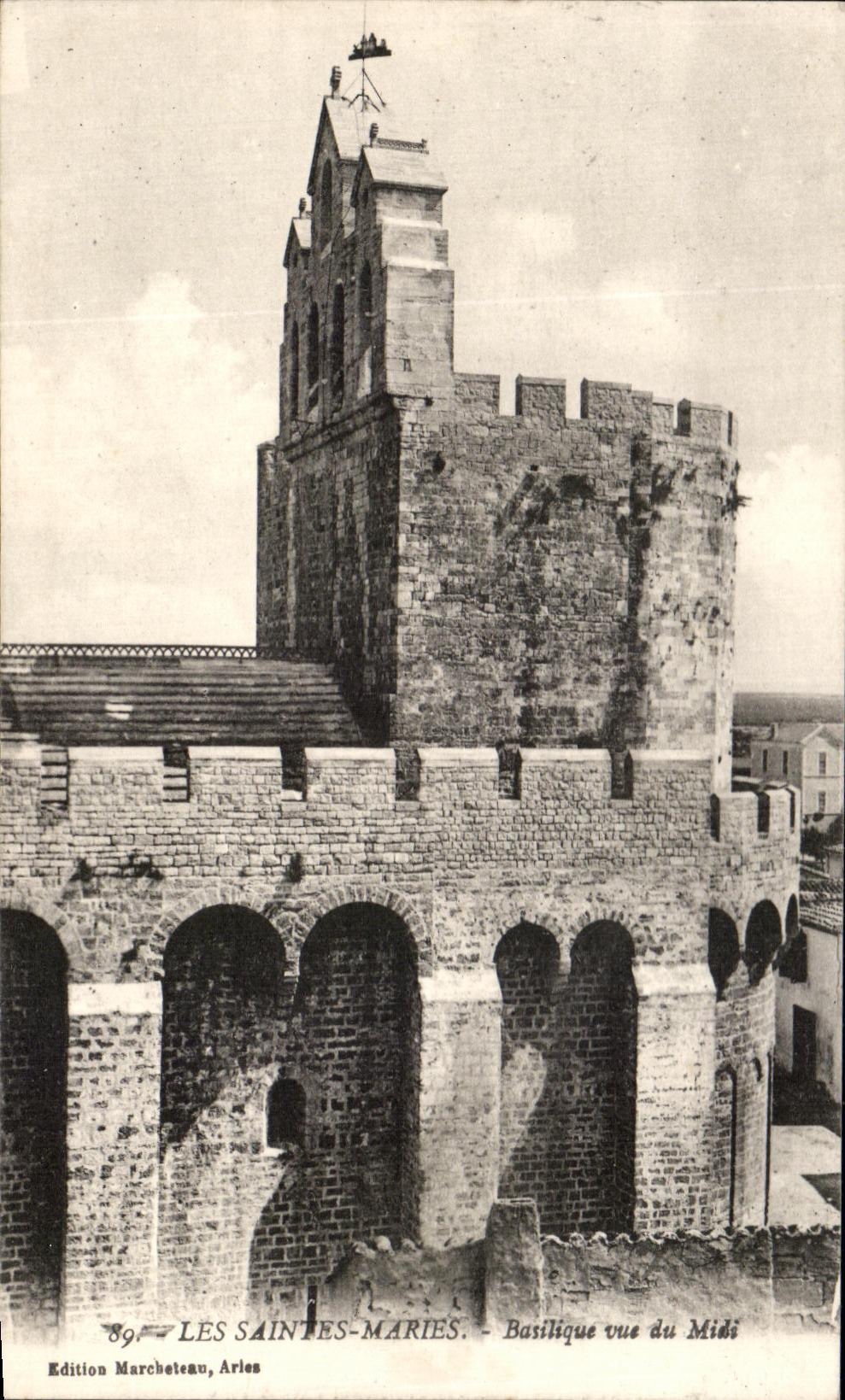 Les Saintes-Maries - Basilique vue du Midi — Édition Marcheteau, Arles, n°89