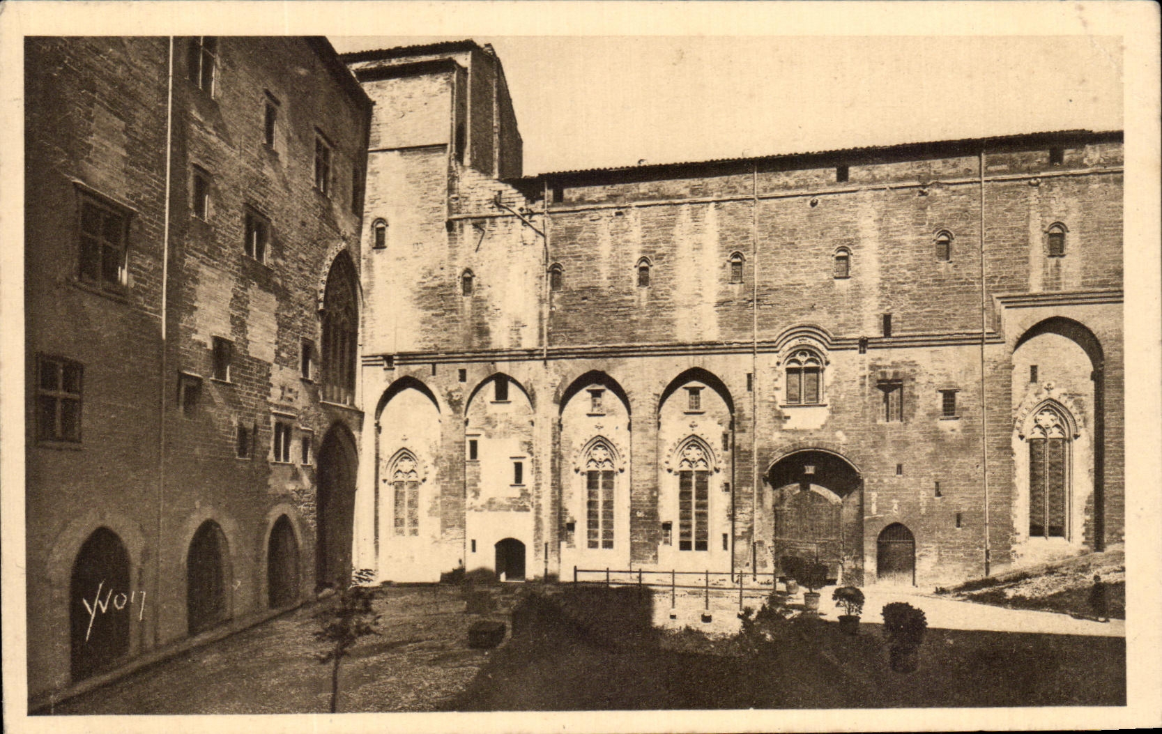 CPA Avignon Palais des Papes La Cour d'Honneur