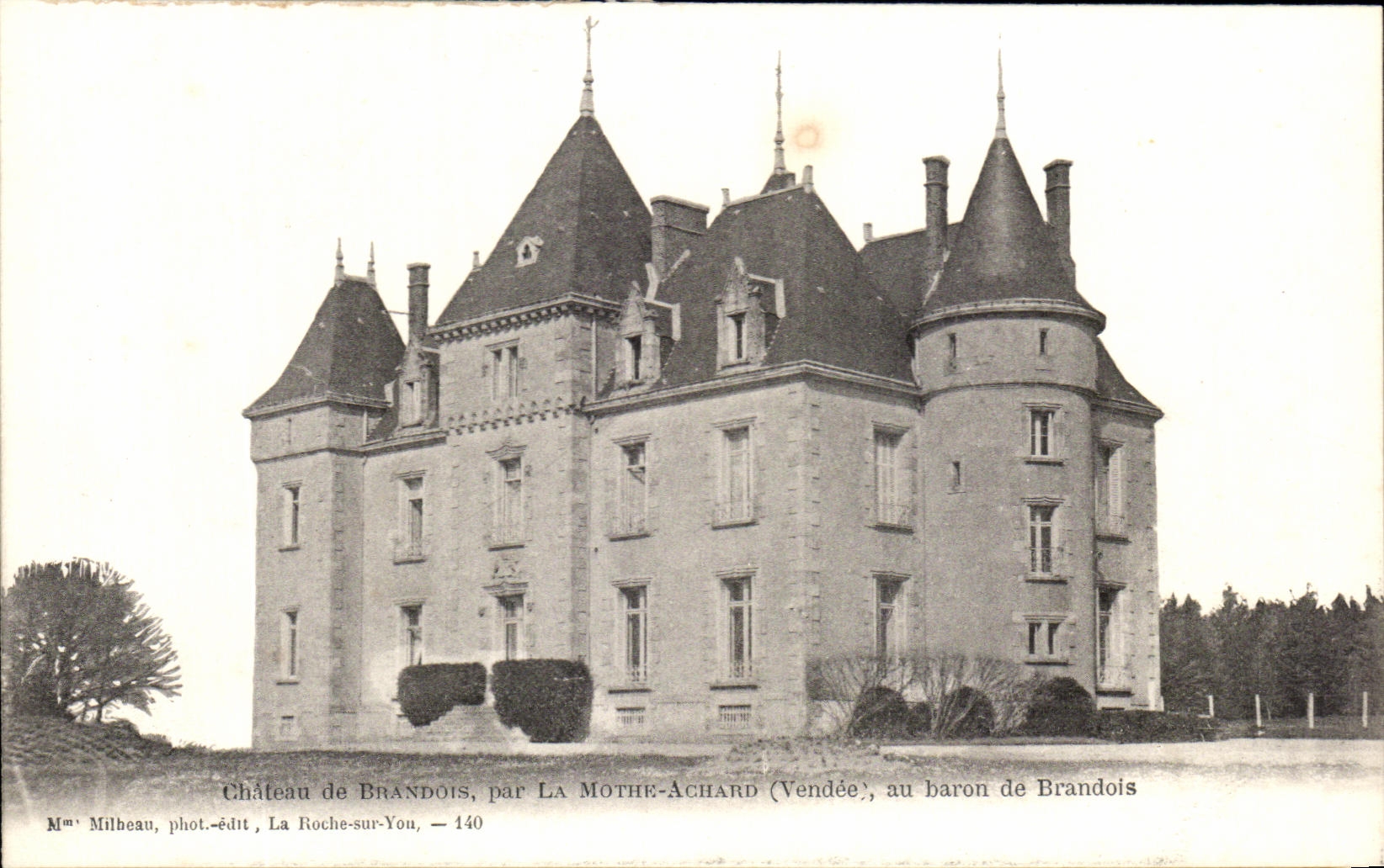 Château de Brandois — La Mothe-Achard (Vendée), au baron de Brandois — Mme Milbeau, phot.-édit, La Roche-sur-Yon, n°140